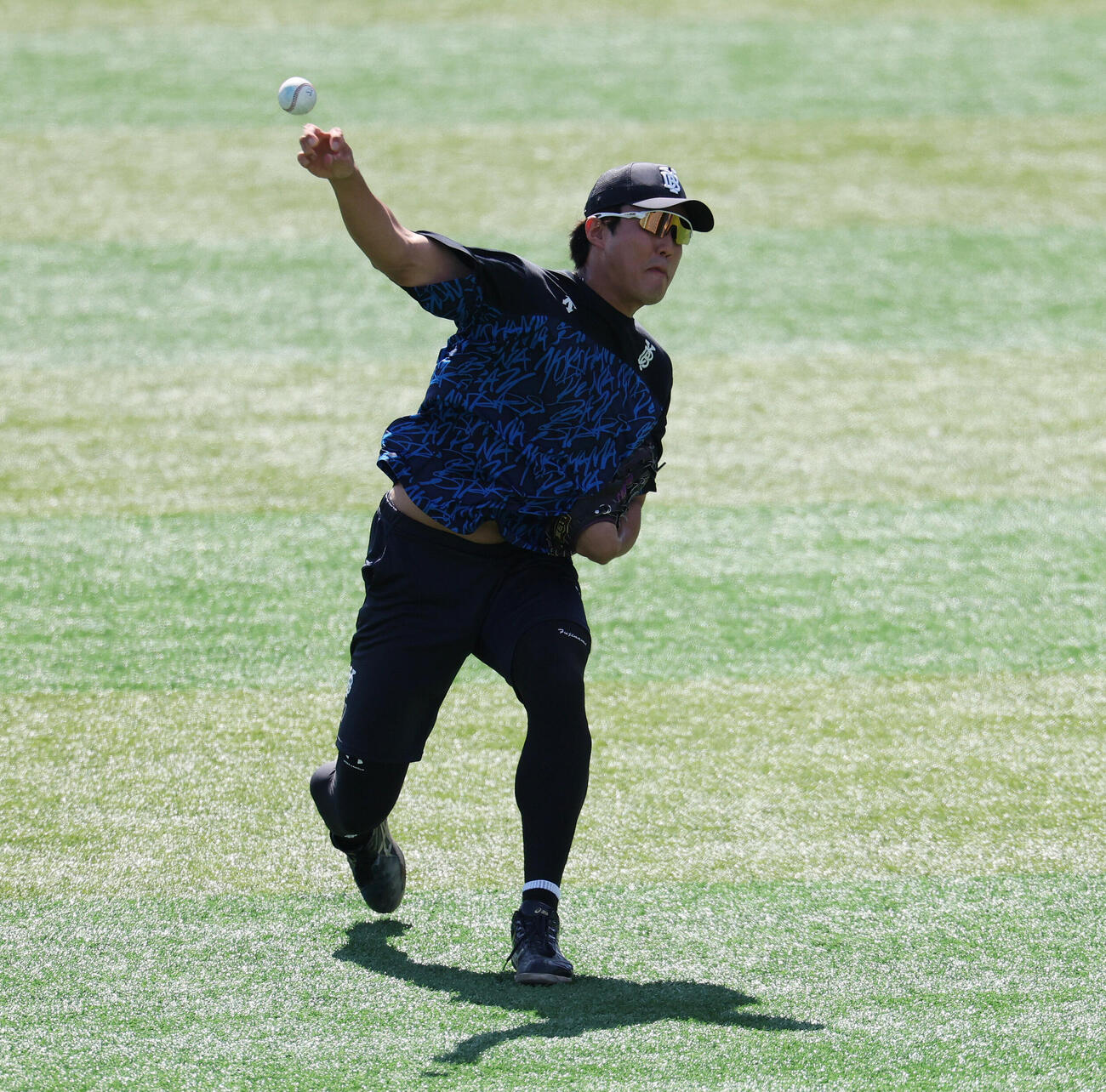 DeNA対巨人　試合前練習でキャッチボールするDeNA藤浪晋太郎（撮影・宮地輝）