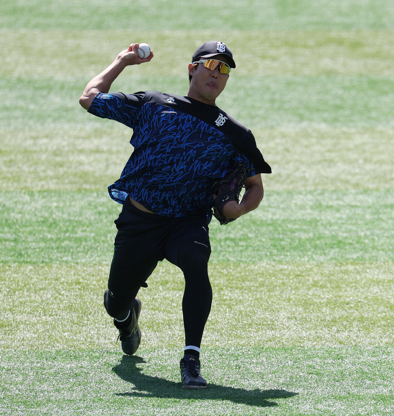 DeNA対巨人　試合前練習でキャッチボールするDeNA藤浪晋太郎（撮影・宮地輝）