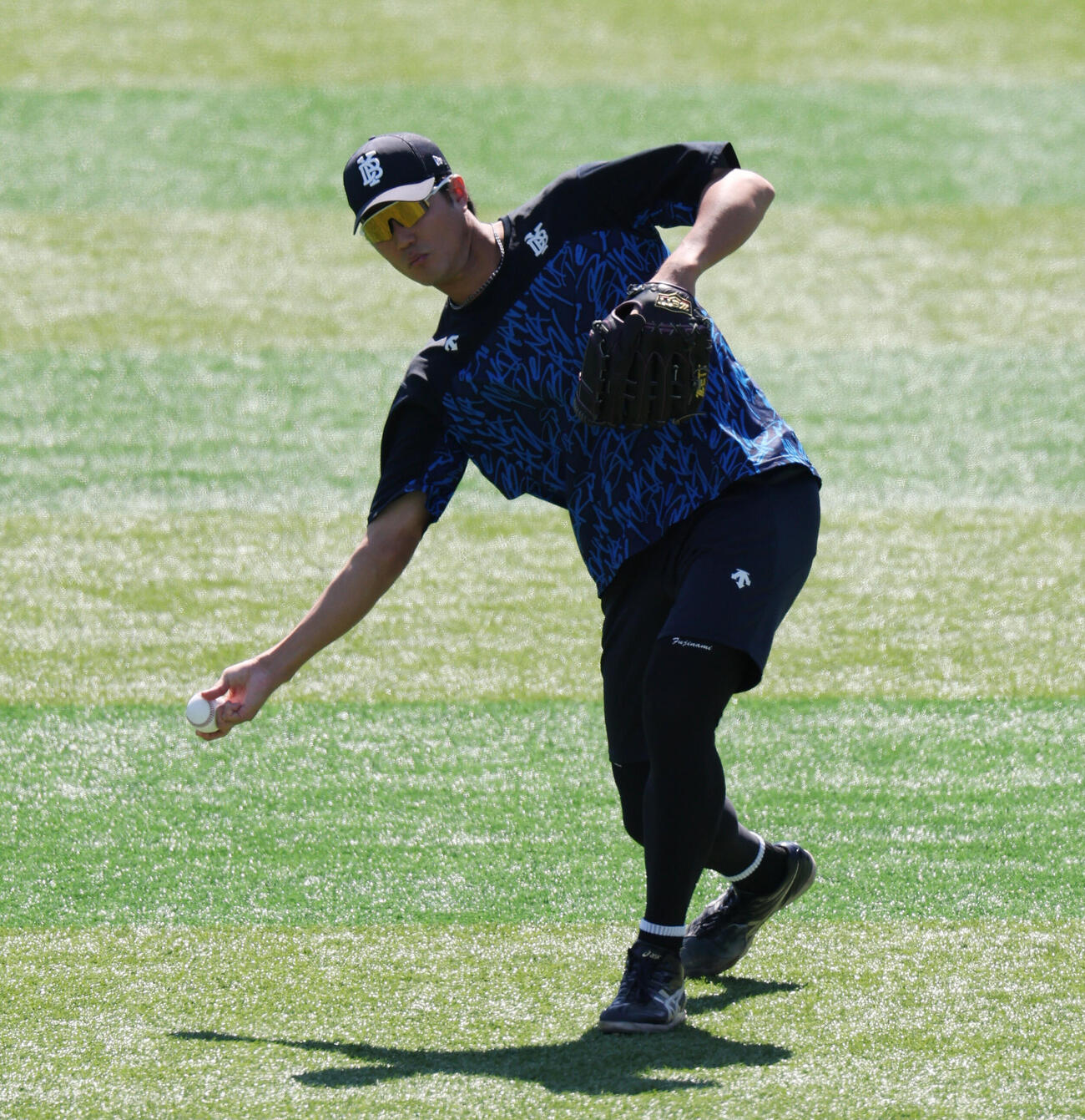 DeNA対巨人　試合前練習でキャッチボールするDeNA藤浪晋太郎（撮影・宮地輝）