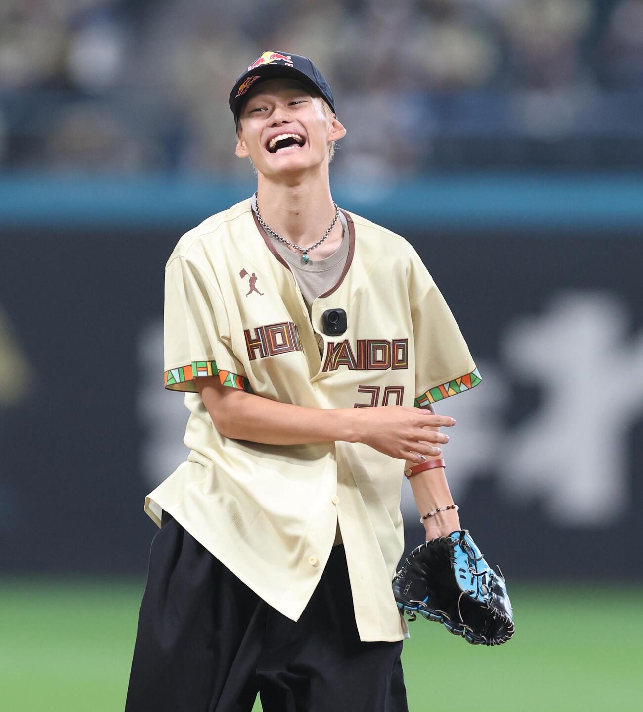 日本ハム対西武　ファーストピッチセレモニーで投球するスノーボードの山田琉聖（撮影・黒川智章）　