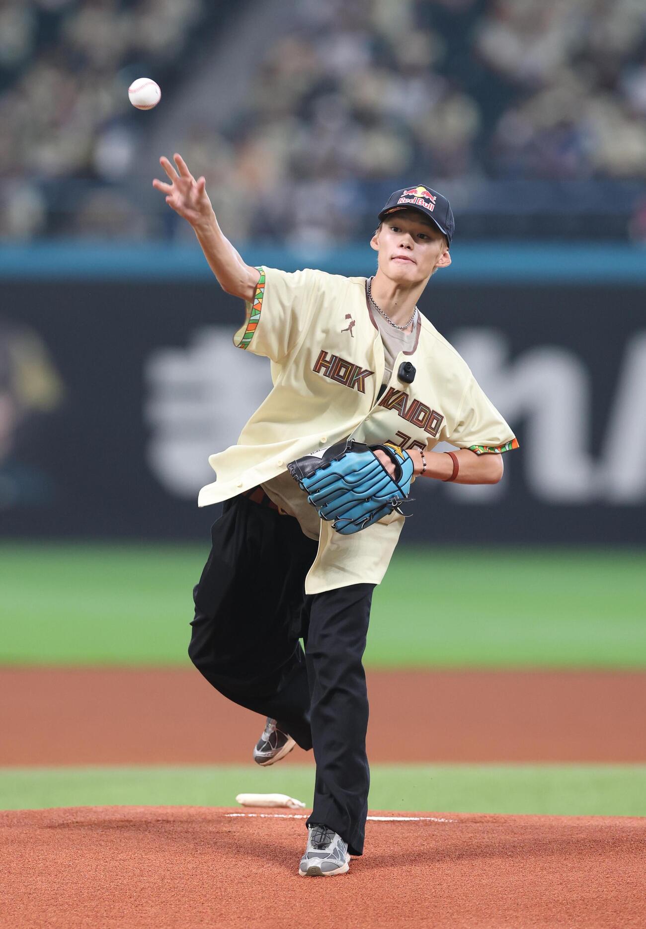 日本ハム対西武　ファーストピッチセレモニーで投球するスノーボードの山田琉聖（撮影・黒川智章）　