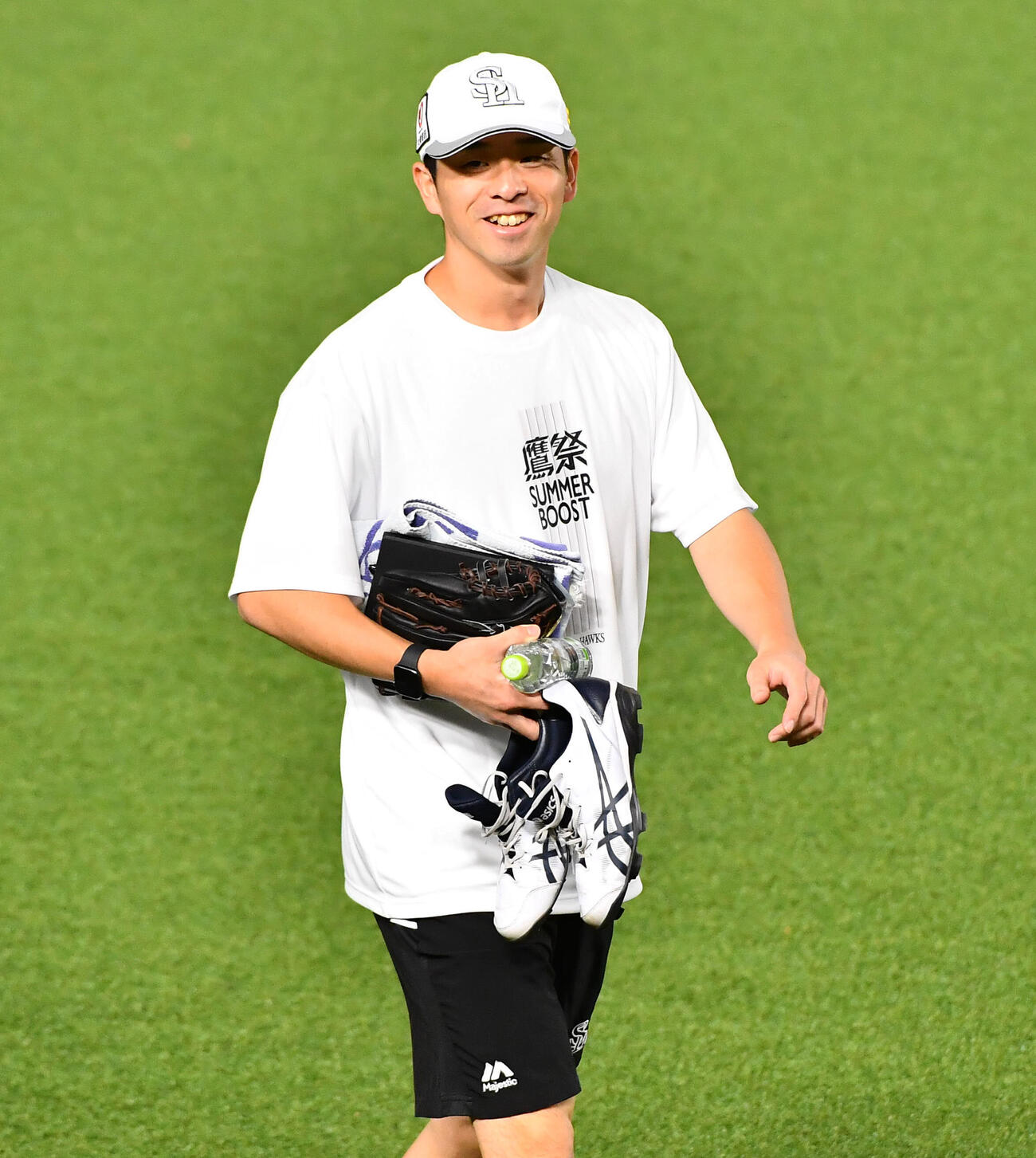 ソフトバンク対楽天　試合前、笑顔で練習に向かうソフトバンク大関友久（撮影・岩下翔太）