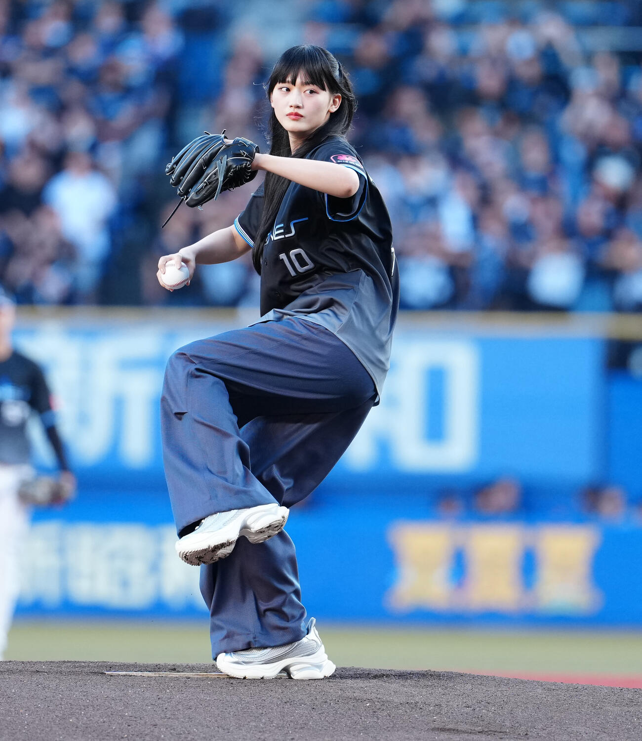 ロッテ対オリックス　始球式で投球する櫻坂46山﨑天（撮影・鈴木みどり）