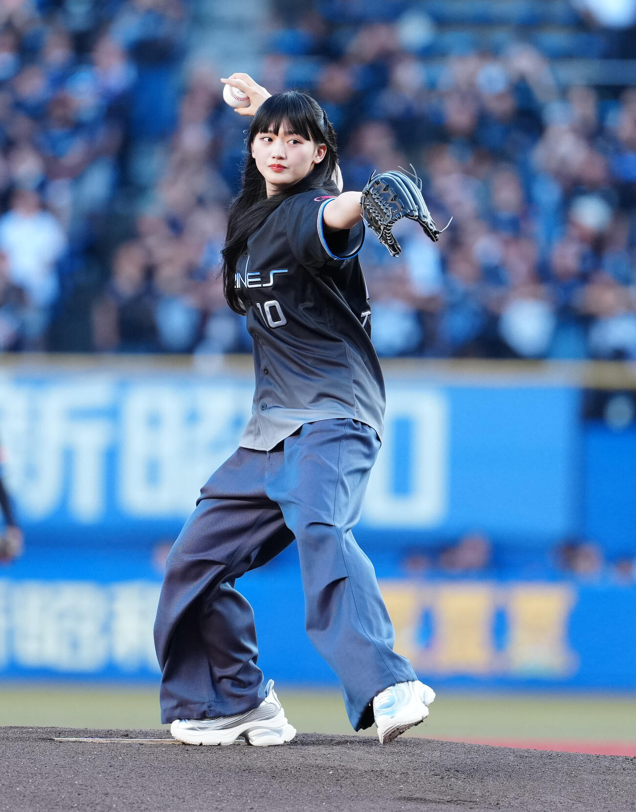 ロッテ対オリックス　始球式で投球する櫻坂46山﨑天（撮影・鈴木みどり）