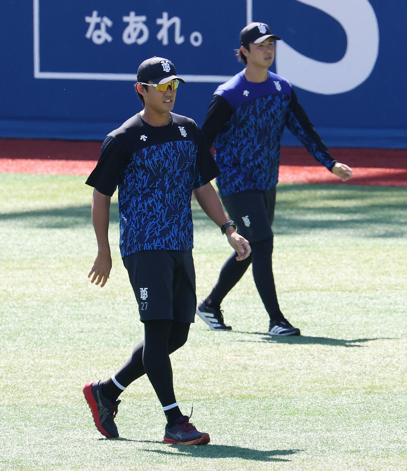 DeNA対巨人　試合前練習に臨むDeNA藤浪晋太郎（左）と浜地真澄（撮影・宮地輝）