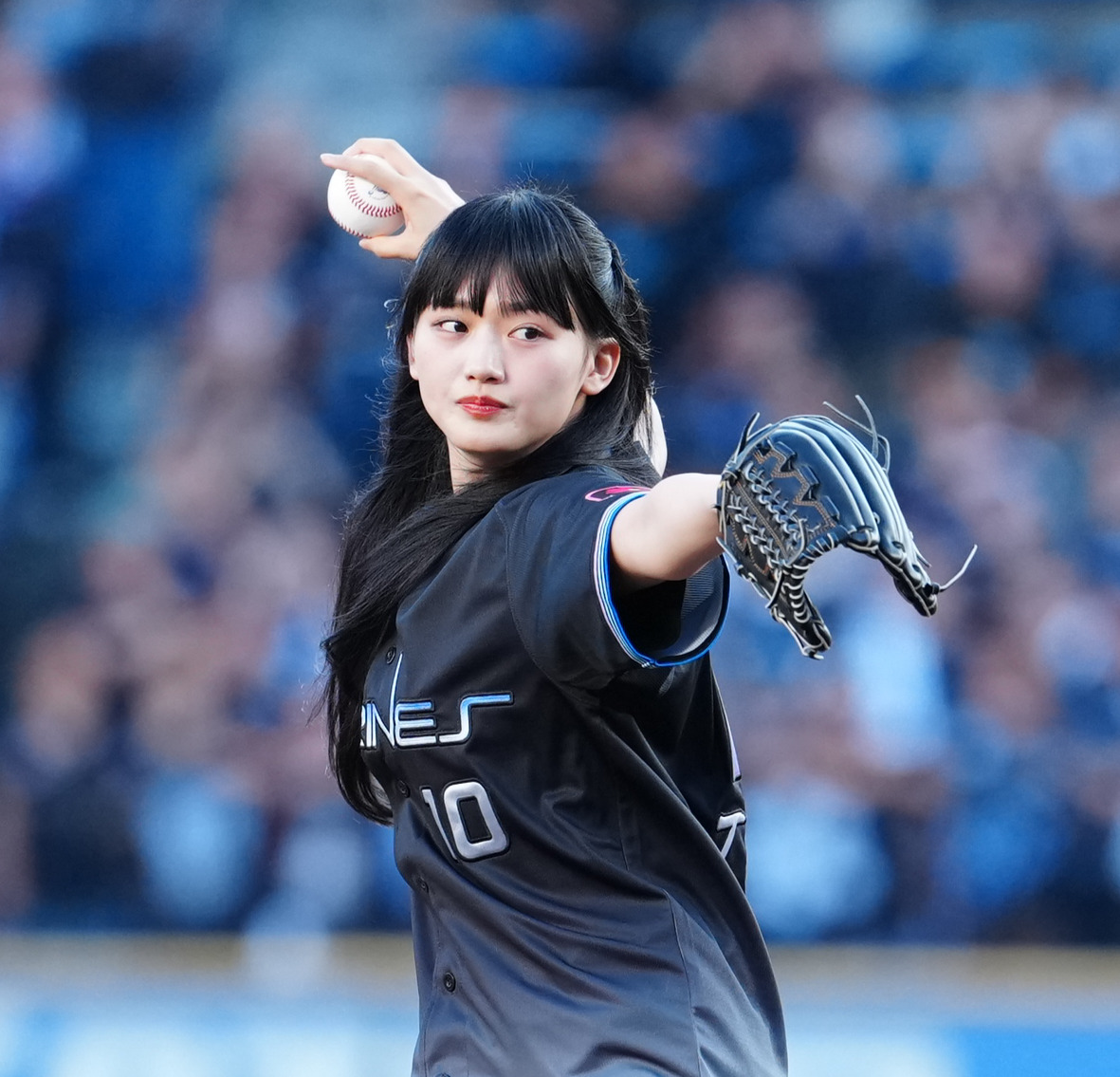 ロッテ対オリックス　始球式で投球する櫻坂46山﨑天（撮影・鈴木みどり）