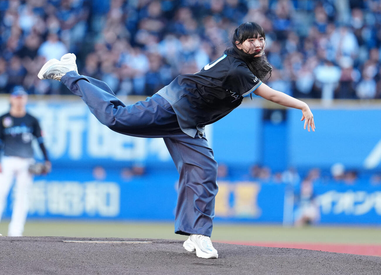 ロッテ対オリックス　始球式で投球する櫻坂46山﨑天（撮影・鈴木みどり）