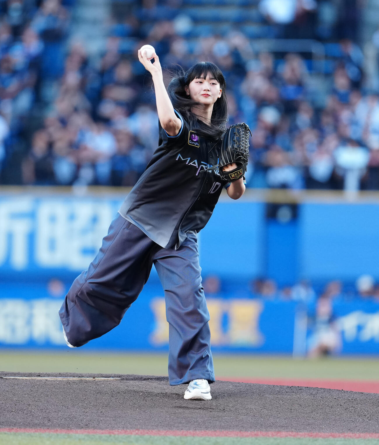 ロッテ対オリックス　始球式で投球する櫻坂46山﨑天（撮影・鈴木みどり）