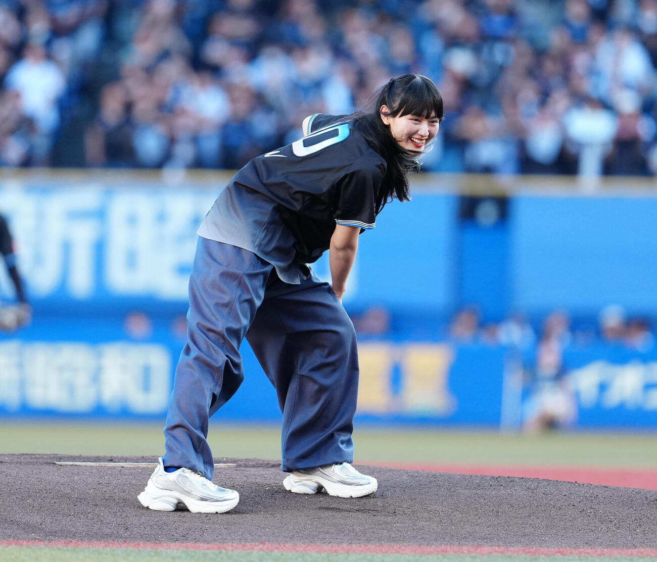 ロッテ対オリックス　始球式で投球する櫻坂46山﨑天（撮影・鈴木みどり）