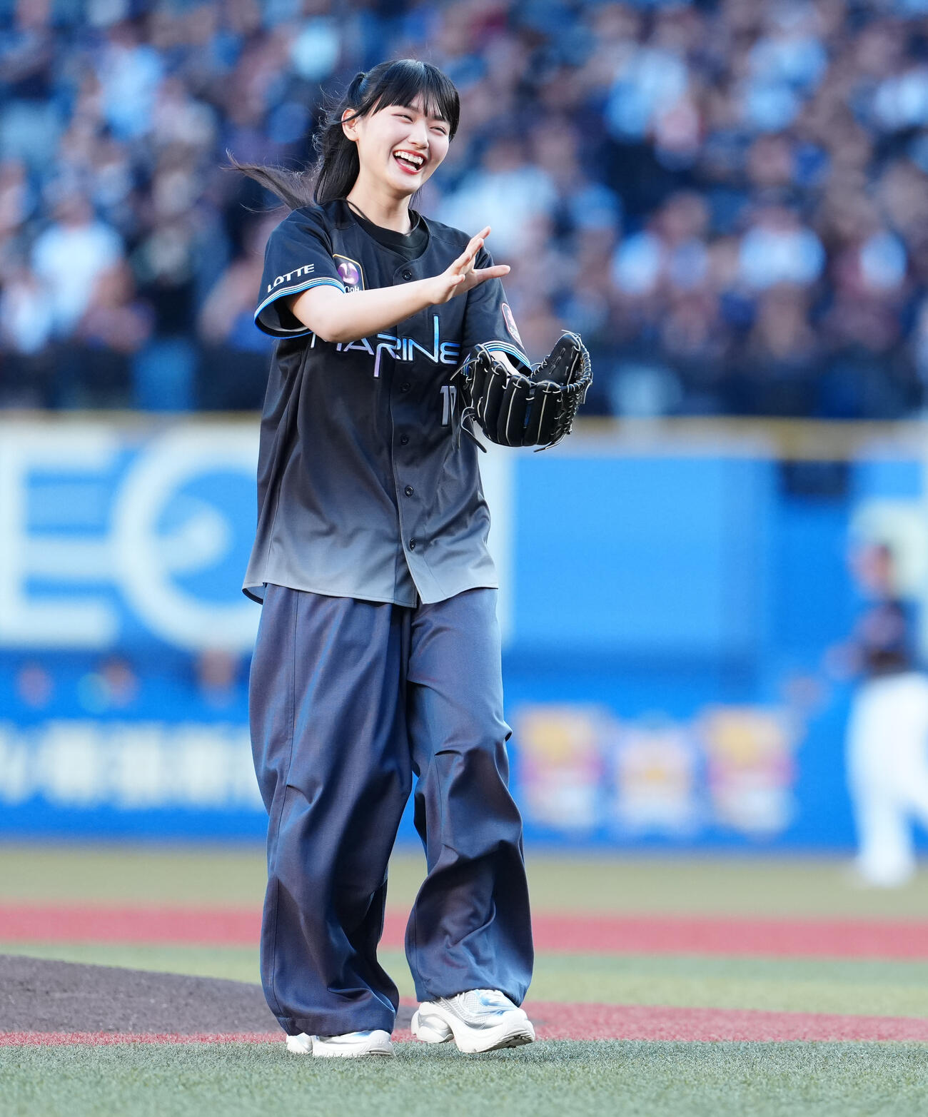 ロッテ対オリックス　始球式で投球し、笑顔の櫻坂46山﨑天（撮影・鈴木みどり）