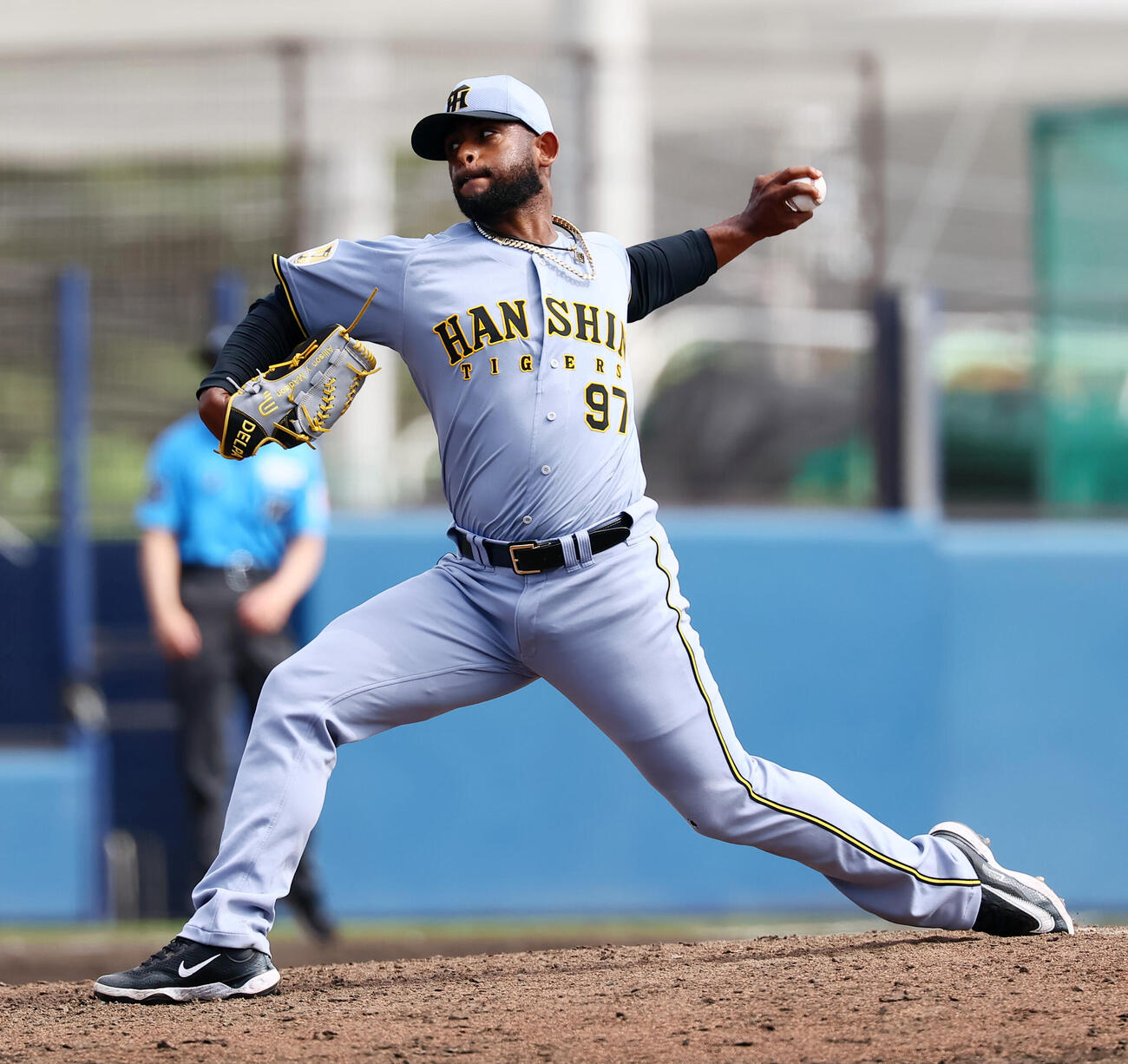 オリックス対阪神　7回裏、阪神2番手で登板するアンダーソン・セベリーノ　（撮影・加藤哉）