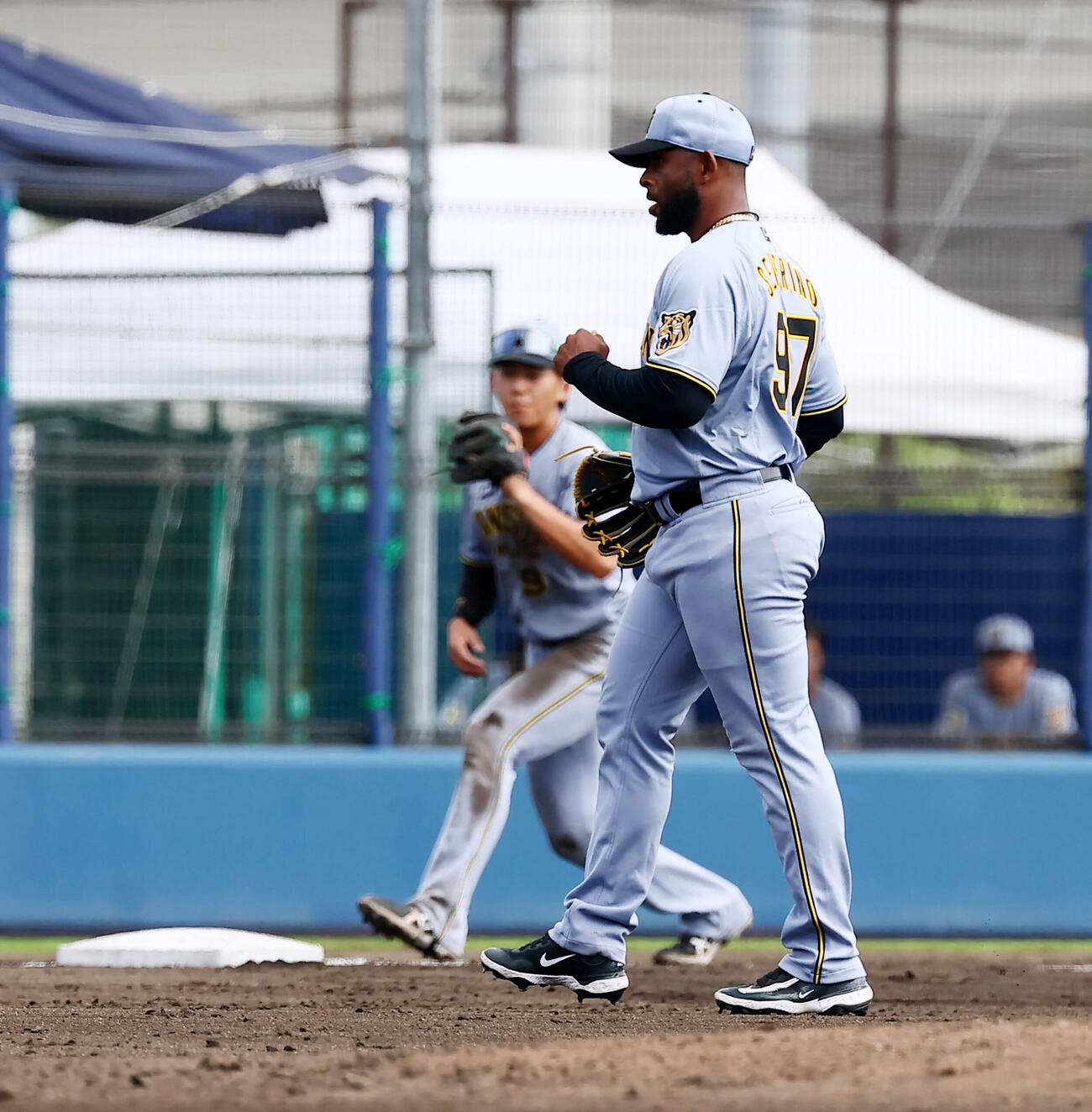 オリックス対阪神　7回裏オリックス2死一塁、阪神2番手で登板したアンダーソン・セベリーノは代打ボブ・シーモアを三邪飛に仕留めガッツポーズを見せる　（撮影・加藤哉）