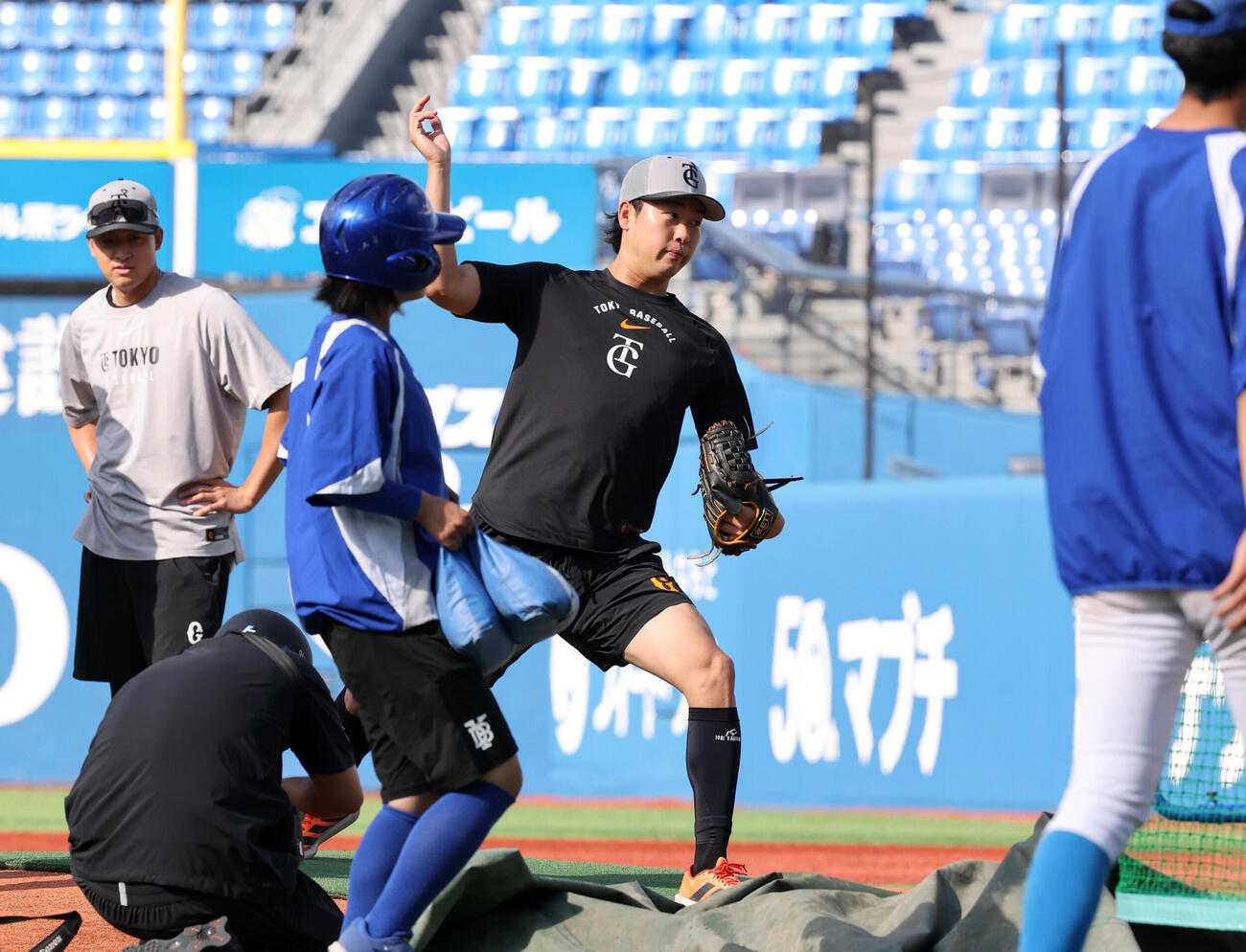 DeNA対巨人　マウンドを確認する巨人山崎伊織（撮影・浅見桂子）