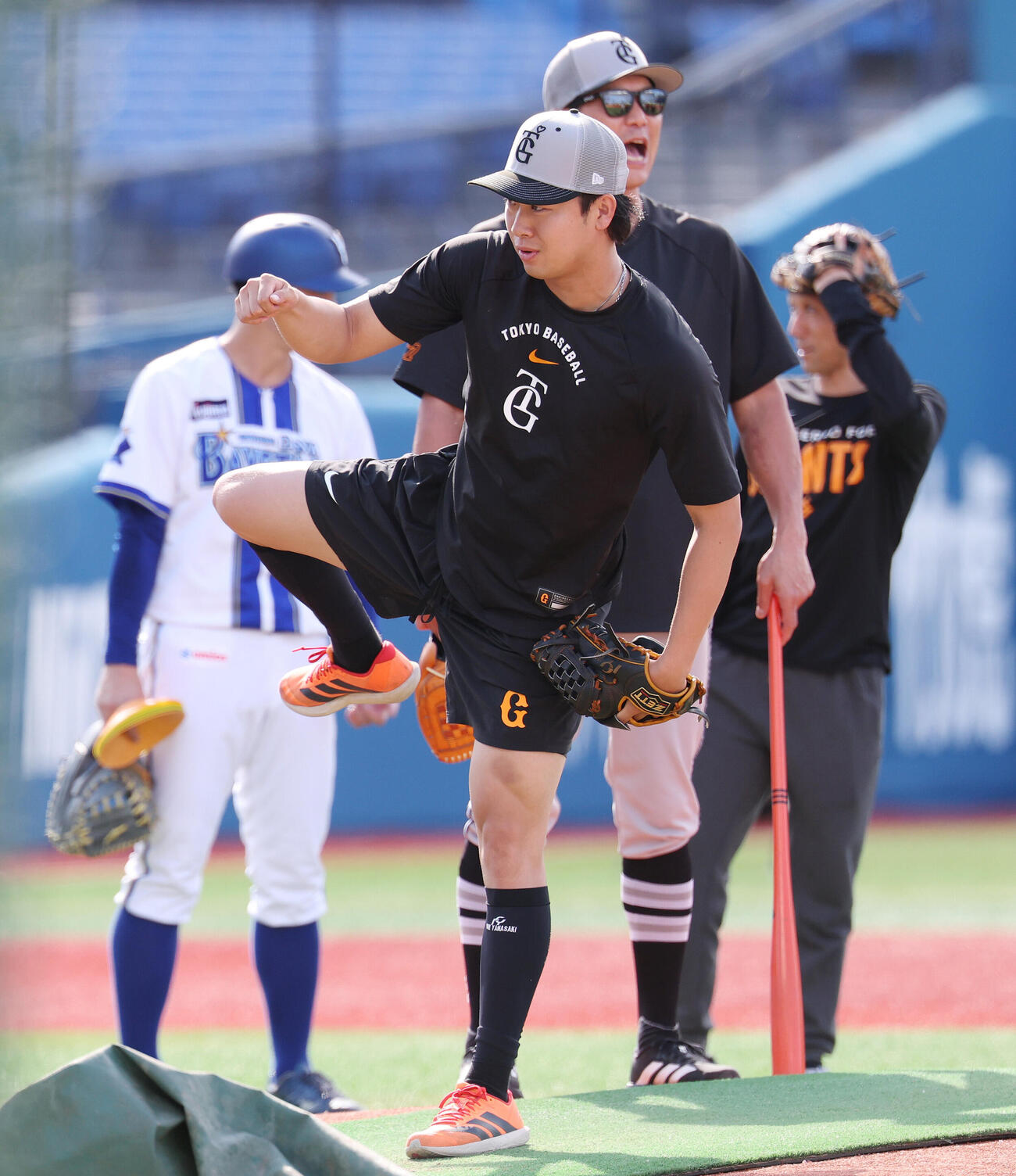 DeNA対巨人　試合前練習でマウンドを確認する巨人山崎伊織（撮影・宮地輝）