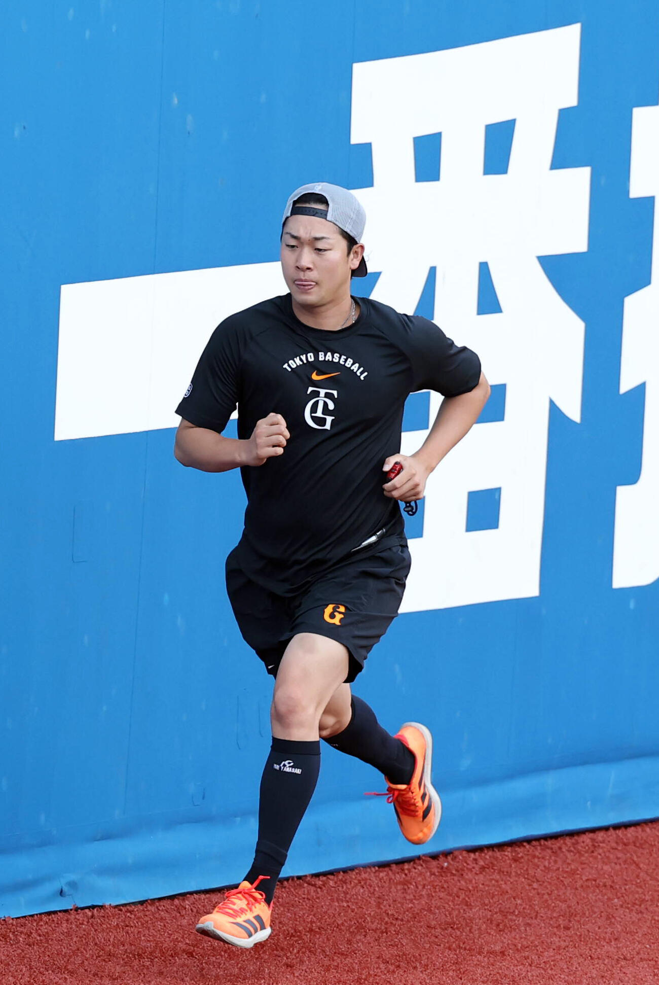 DeNA対巨人　外野で走り込む巨人山崎伊織（撮影・浅見桂子）