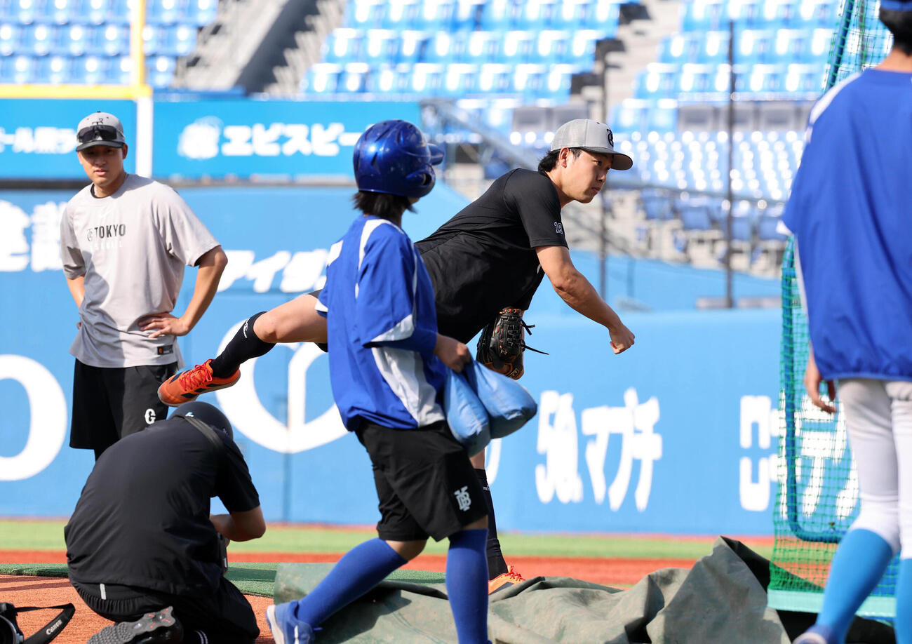DeNA対巨人　マウンドを確認する巨人山崎伊織（撮影・浅見桂子）