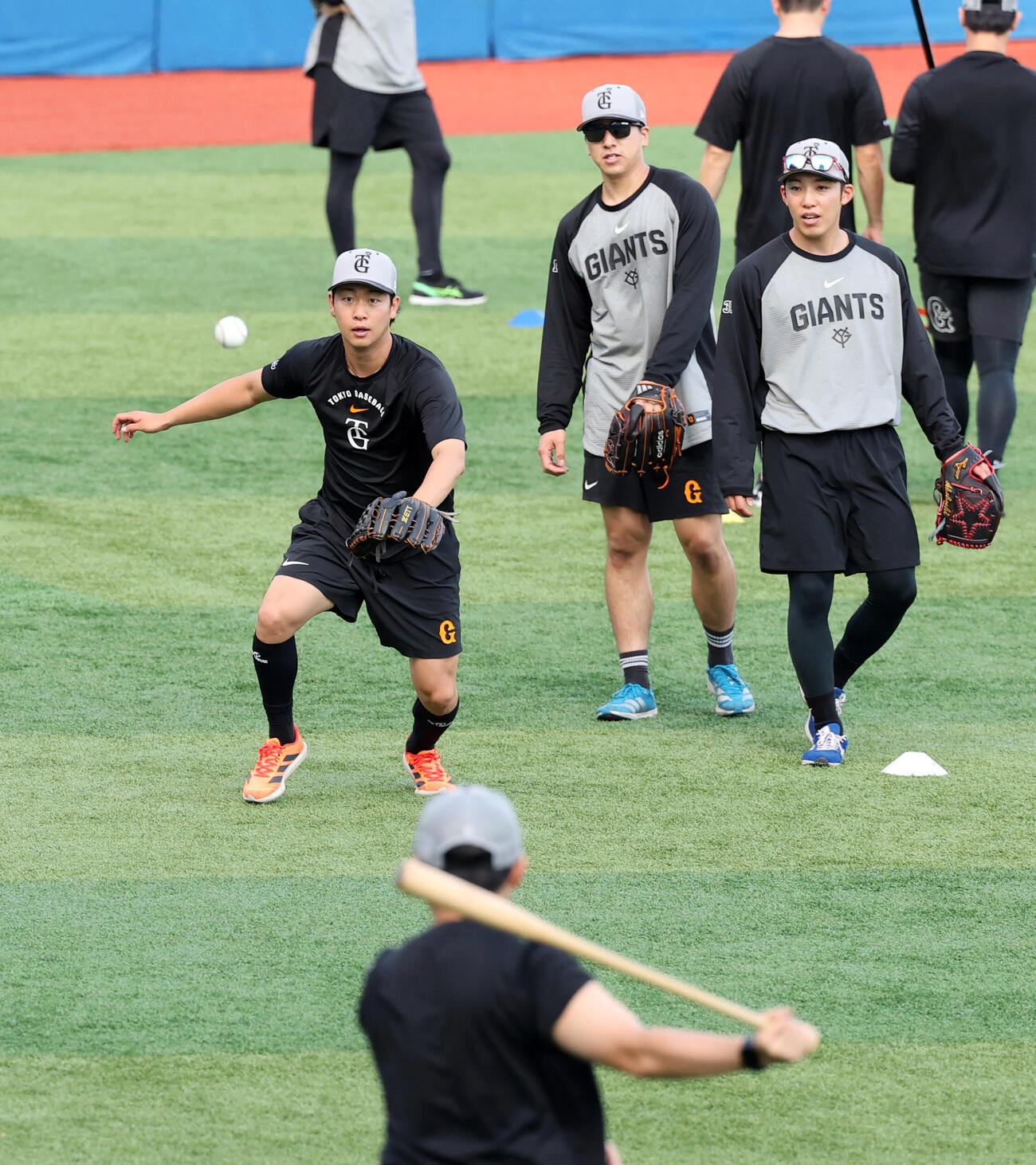 DeNA対巨人　ノックを受ける巨人山崎伊織ら（撮影・浅見桂子）