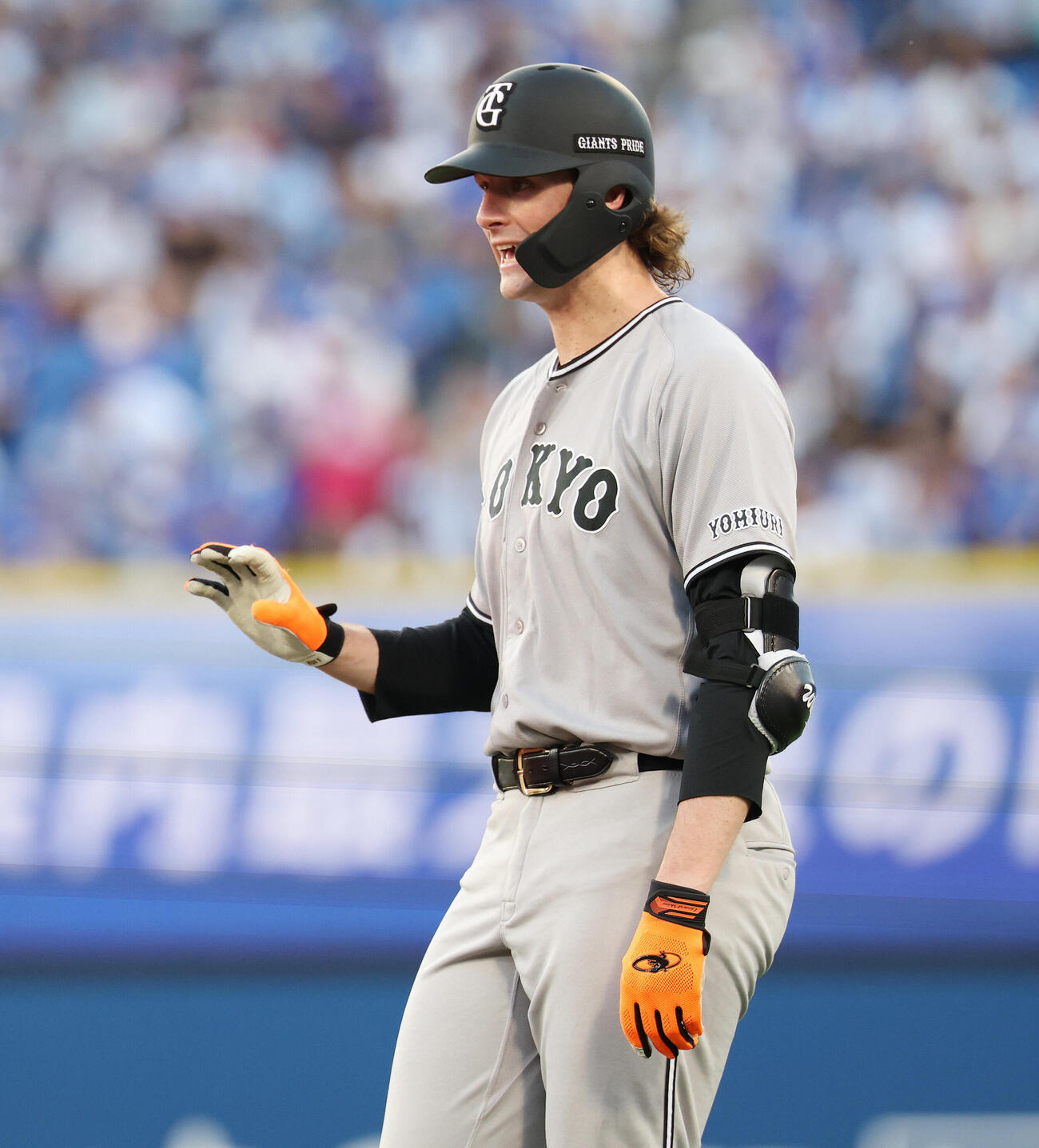 DeNA対巨人　1回表巨人2死一、二塁、内野安打を放ったフォレスト・ウィットリー（撮影・宮地輝）