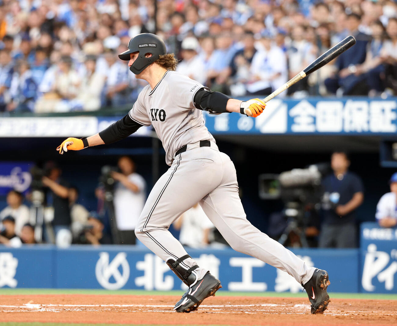 DeNA対巨人　1回表巨人2死一、二塁、フォレスト・ウィットリーは初安打を放つ（撮影・浅見桂子）