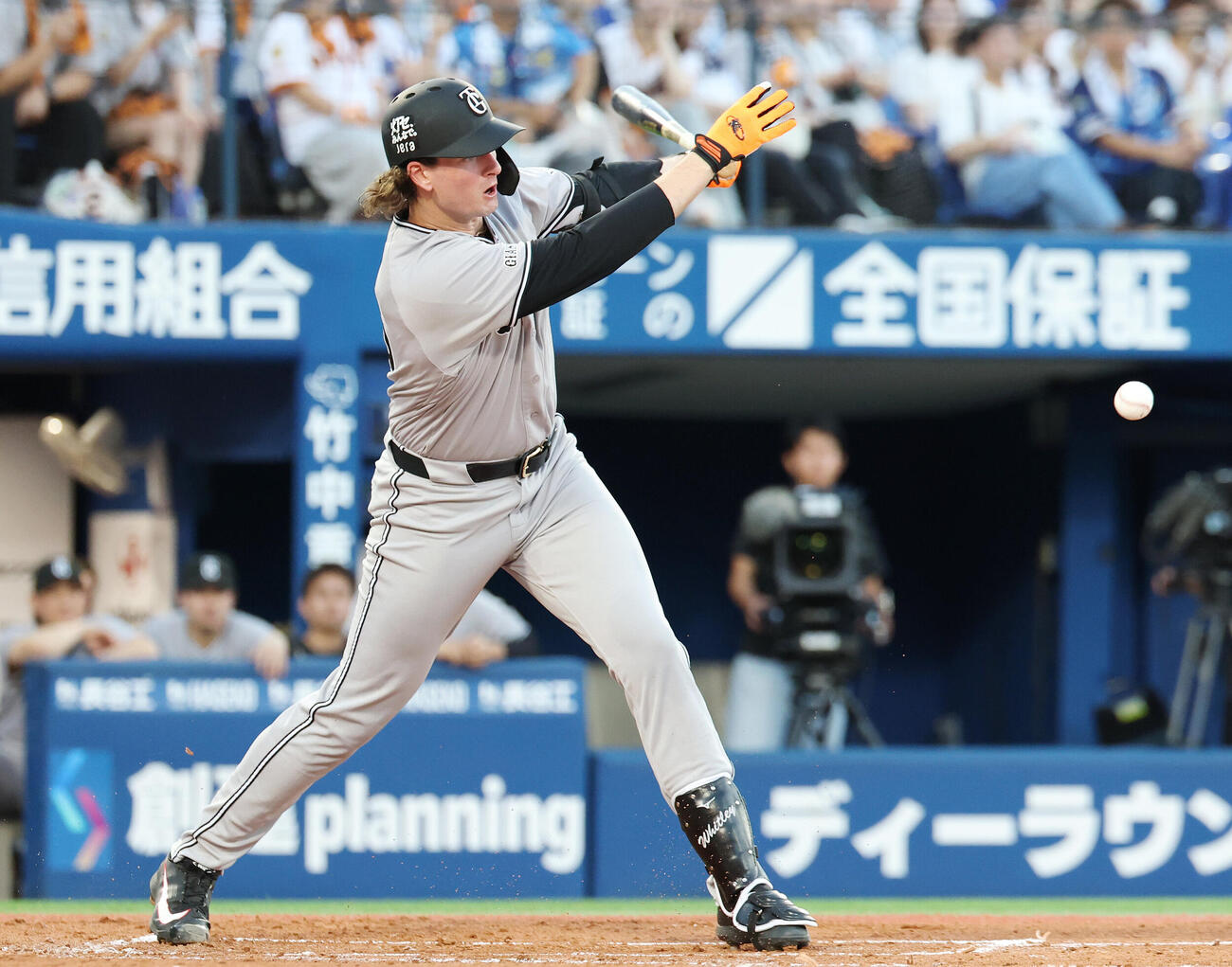 DeNA対巨人　1回表巨人2死一、二塁、内野安打を放つフォレスト・ウィットリー（撮影・宮地輝）