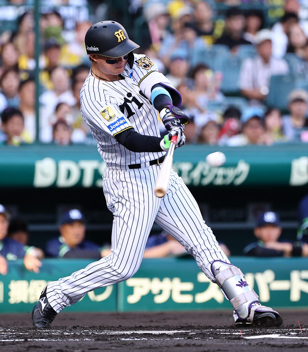 阪神対ヤクルト　1回裏阪神1死一塁、森下翔太は先制適時二塁打を放つ（撮影・上田博志）