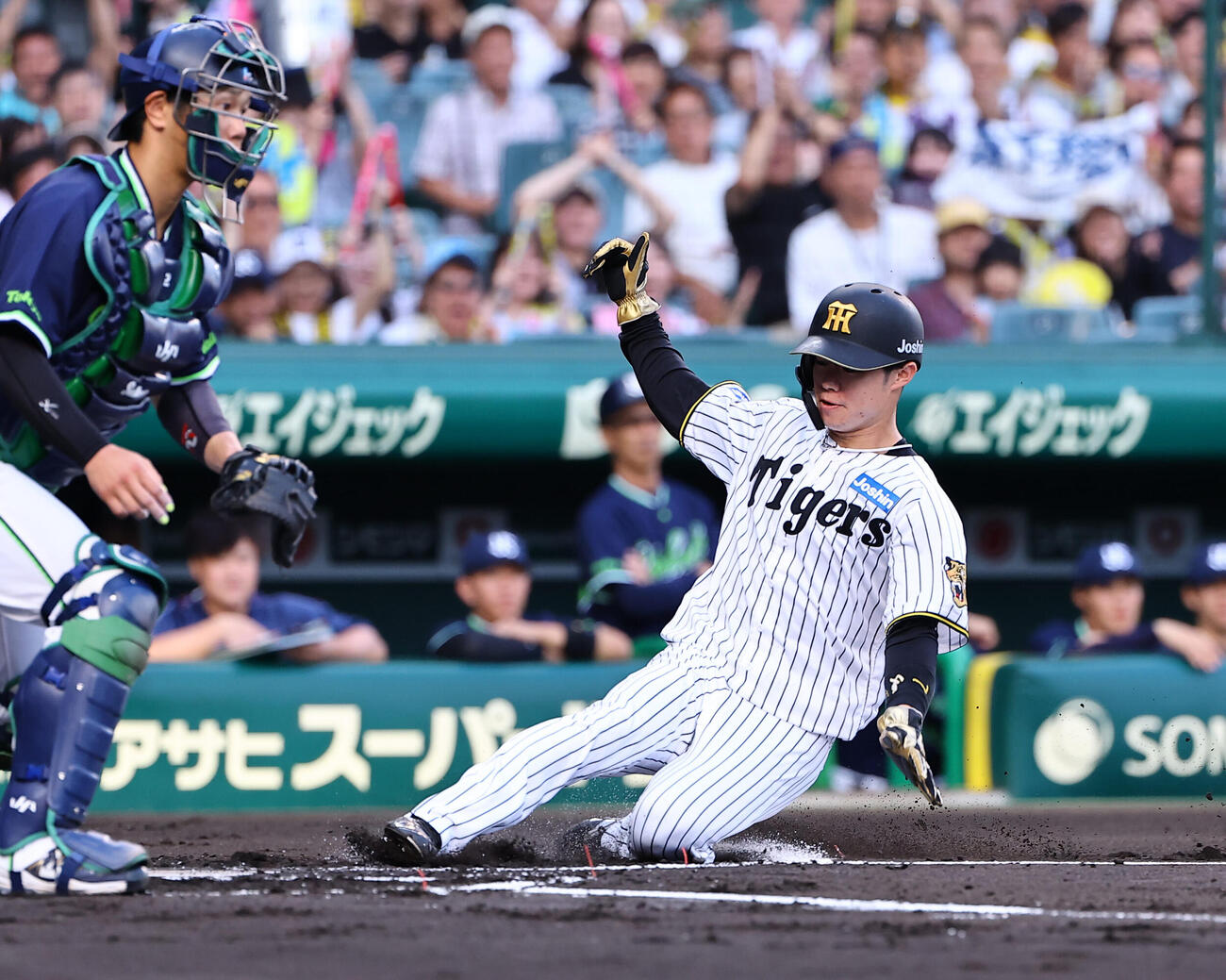 阪神対ヤクルト　1回裏阪神1死一塁、中野拓夢は森下翔太の適時二塁打で生還する（撮影・上田博志）