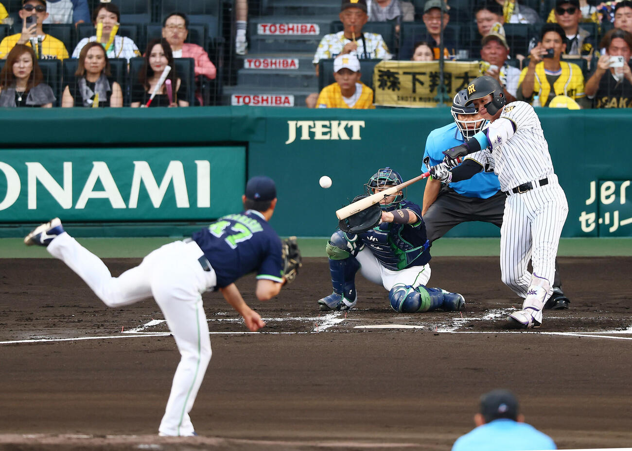 阪神対ヤクルト　1回裏阪神1死一塁、森下翔太は右越え適時二塁打を放つ。投手高橋奎二（撮影・加藤哉）