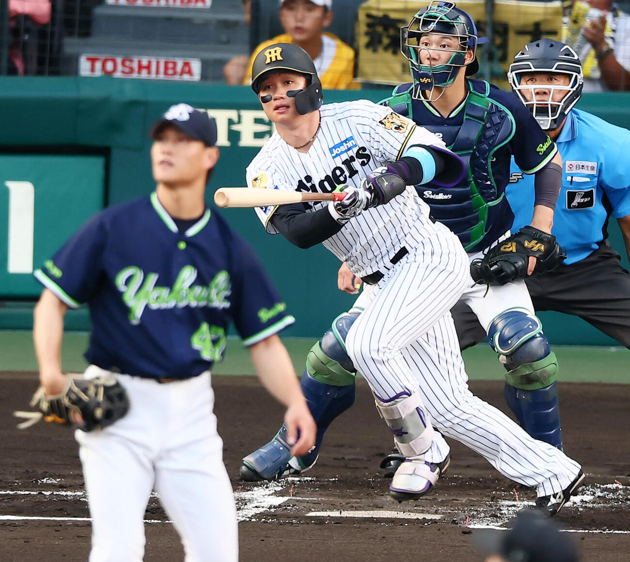 阪神対ヤクルト　1回裏阪神1死一塁、森下翔太は右越え適時二塁打を放つ。投手高橋奎二（撮影・加藤哉）