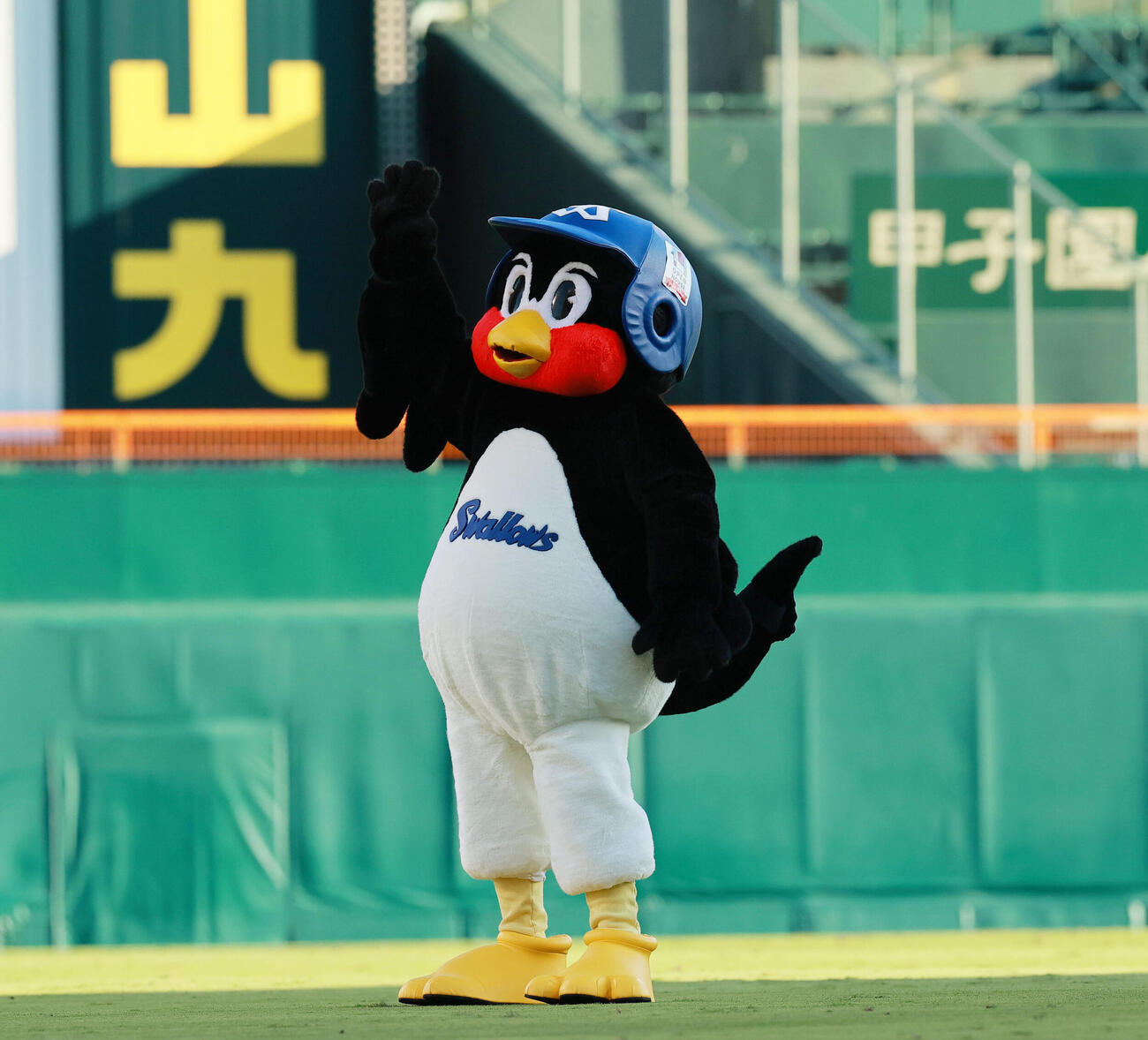 阪神対ヤクルト　甲子園球場でファンに手を振るつば九郎（撮影・上山淳一）