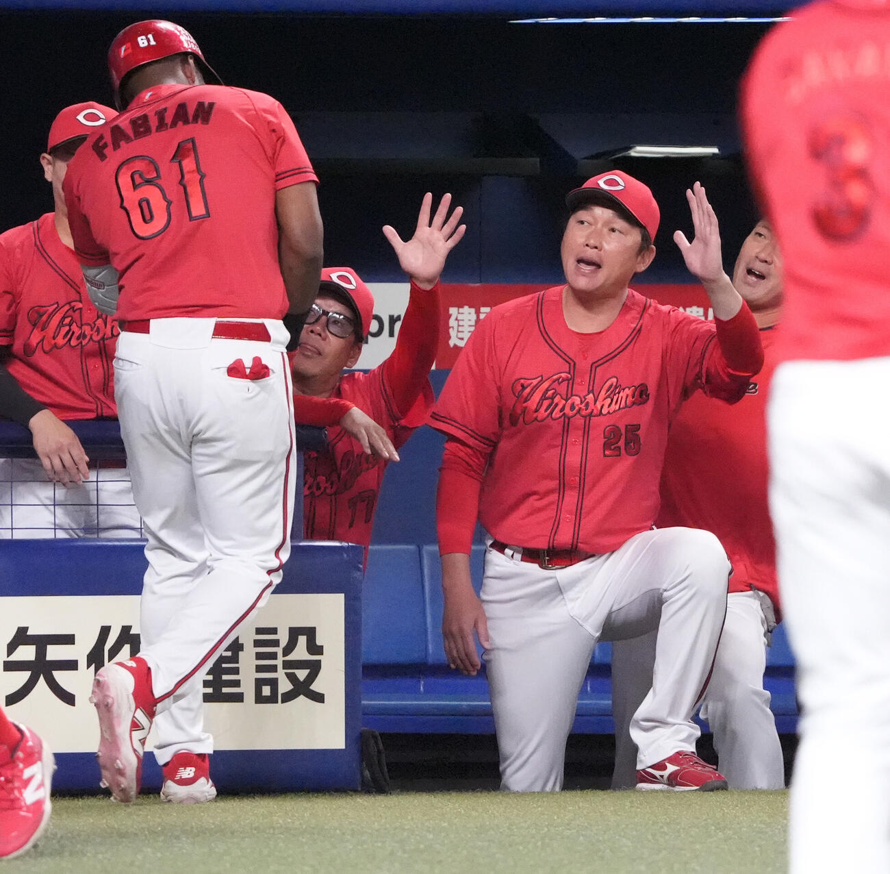 中日対広島　4回表広島2死、新井貴浩監督（右）は本塁打を放ったサンドロ・ファビアンを迎える（撮影・森本幸一）