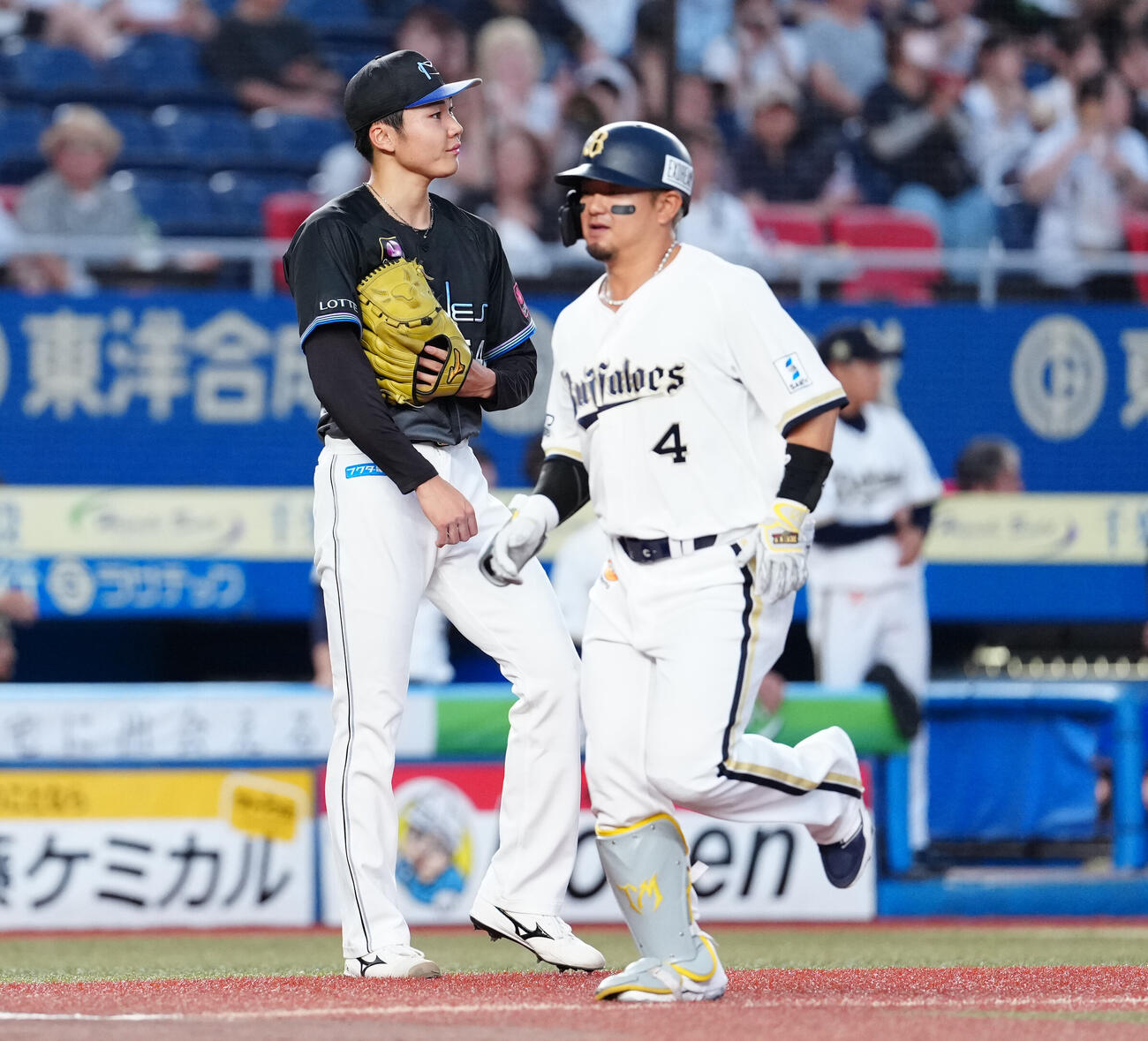 ロッテ対オリックス　3回表オリックス1死二塁、森友哉（右）に2点本塁打を浴び、浮かない表情の広池康志郎（撮影・鈴木みどり）
