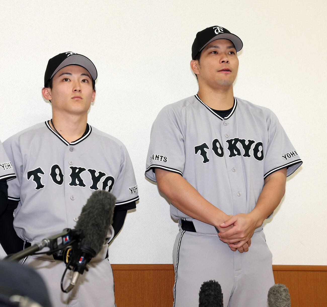 「マイナビオールスターゲーム2026」に監督選抜で選出され報道陣の質問に答える巨人大城卓三（右）。左は浦田俊輔（撮影・浅見桂子）