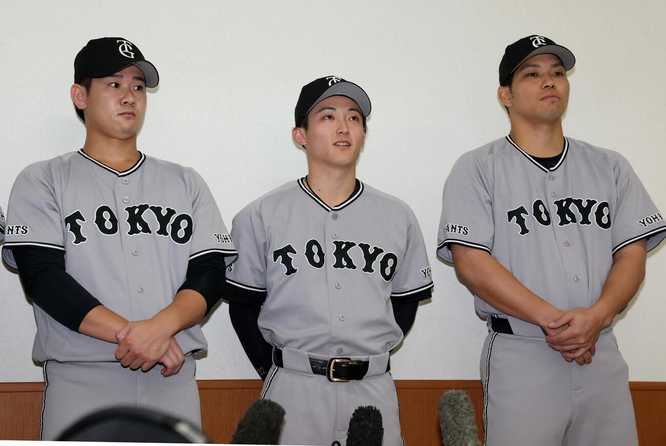 「マイナビオールスターゲーム2026」に監督選抜で選出され報道陣の質問に答える巨人浦田俊輔（中央）。左は井上温大、右は大城卓三（撮影・浅見桂子）