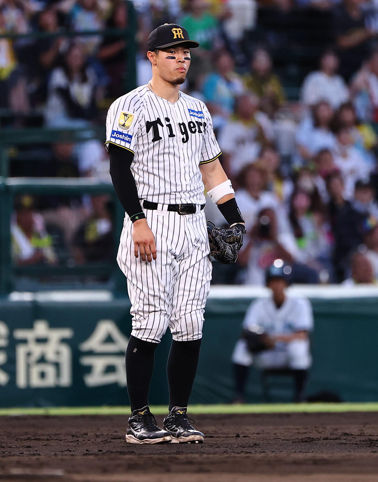 阪神対ヤクルト　5回表ヤクルト無死、松下歩叶の打球を処理した佐藤輝明は一塁へ悪送球する（撮影・上田博志）