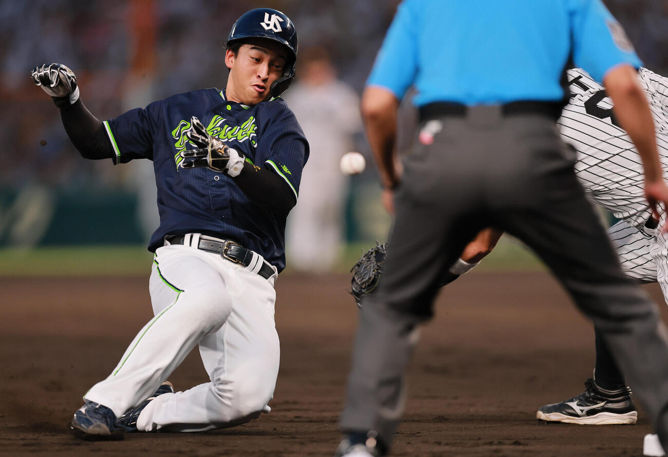 阪神対ヤクルト　5回表ヤクルト無死二塁、二走松下歩叶（左）は長岡秀樹の右飛で三塁に進塁する。三塁手佐藤輝明（撮影・上山淳一）