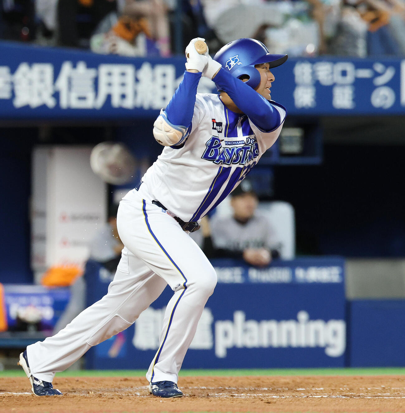 DeNA対巨人　2回裏DeNA2死三塁、適時二塁打を放つ勝又温史（撮影・宮地輝）