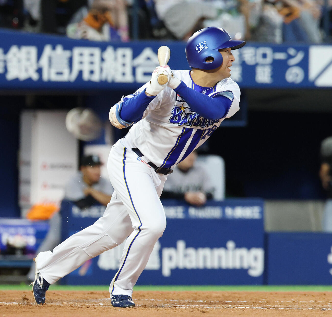 DeNA対巨人　2回裏DeNA2死三塁、適時二塁打を放つ勝又温史（撮影・宮地輝）