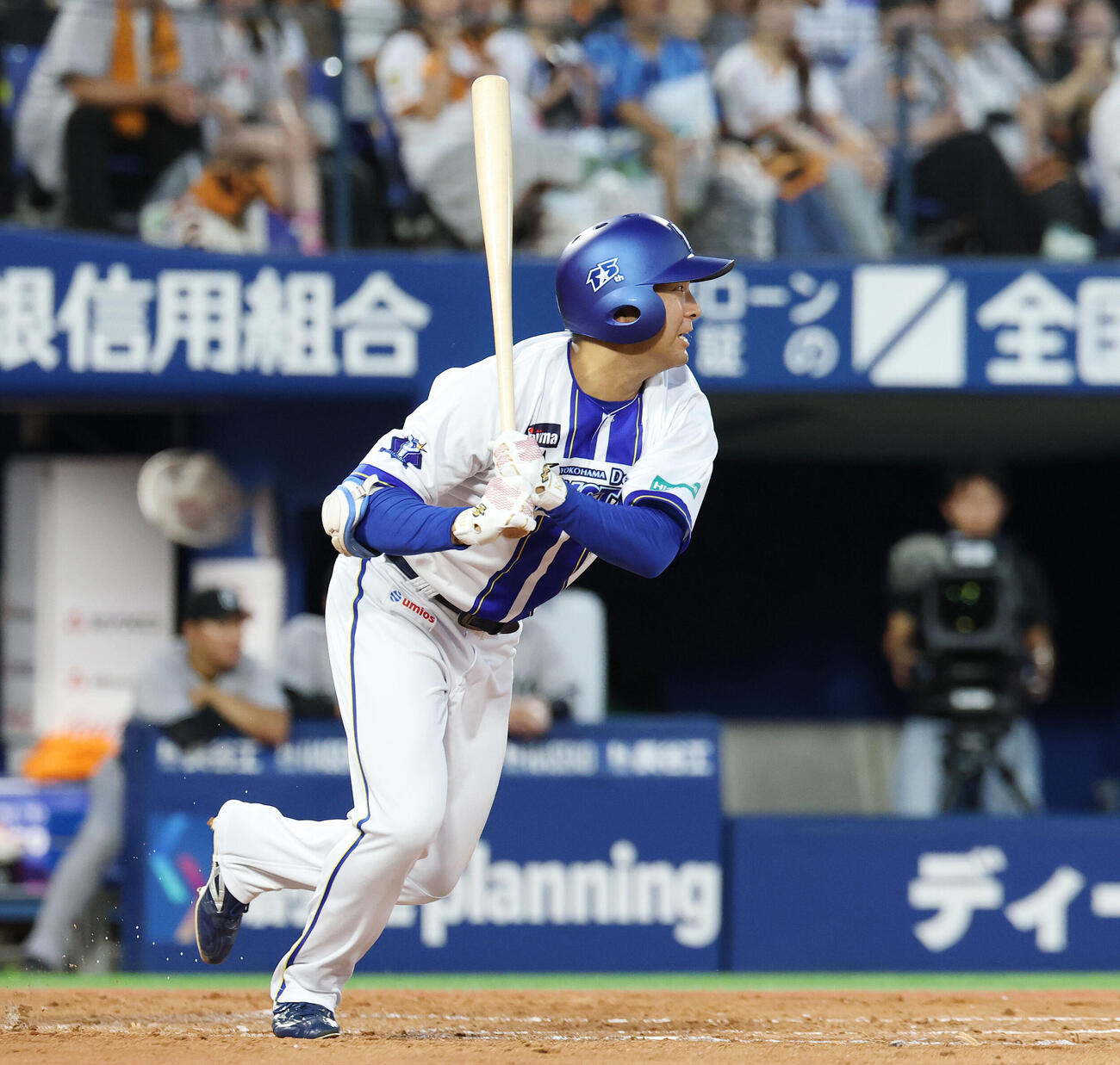 DeNA対巨人　2回裏DeNA2死三塁、適時二塁打を放つ勝又温史（撮影・宮地輝）