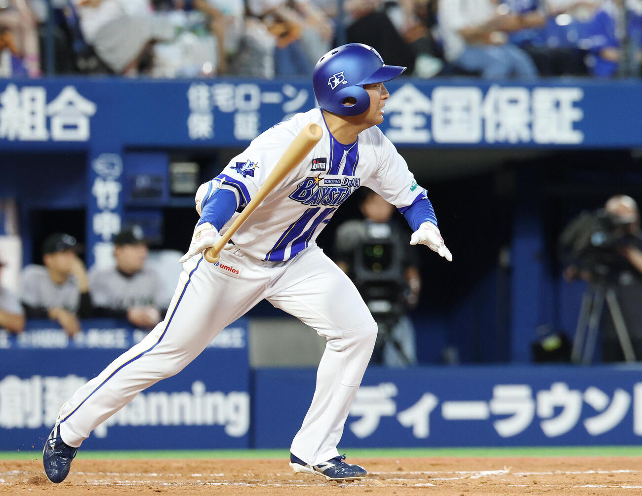 DeNA対巨人　2回裏DeNA2死三塁、適時二塁打を放つ勝又温史（撮影・宮地輝）