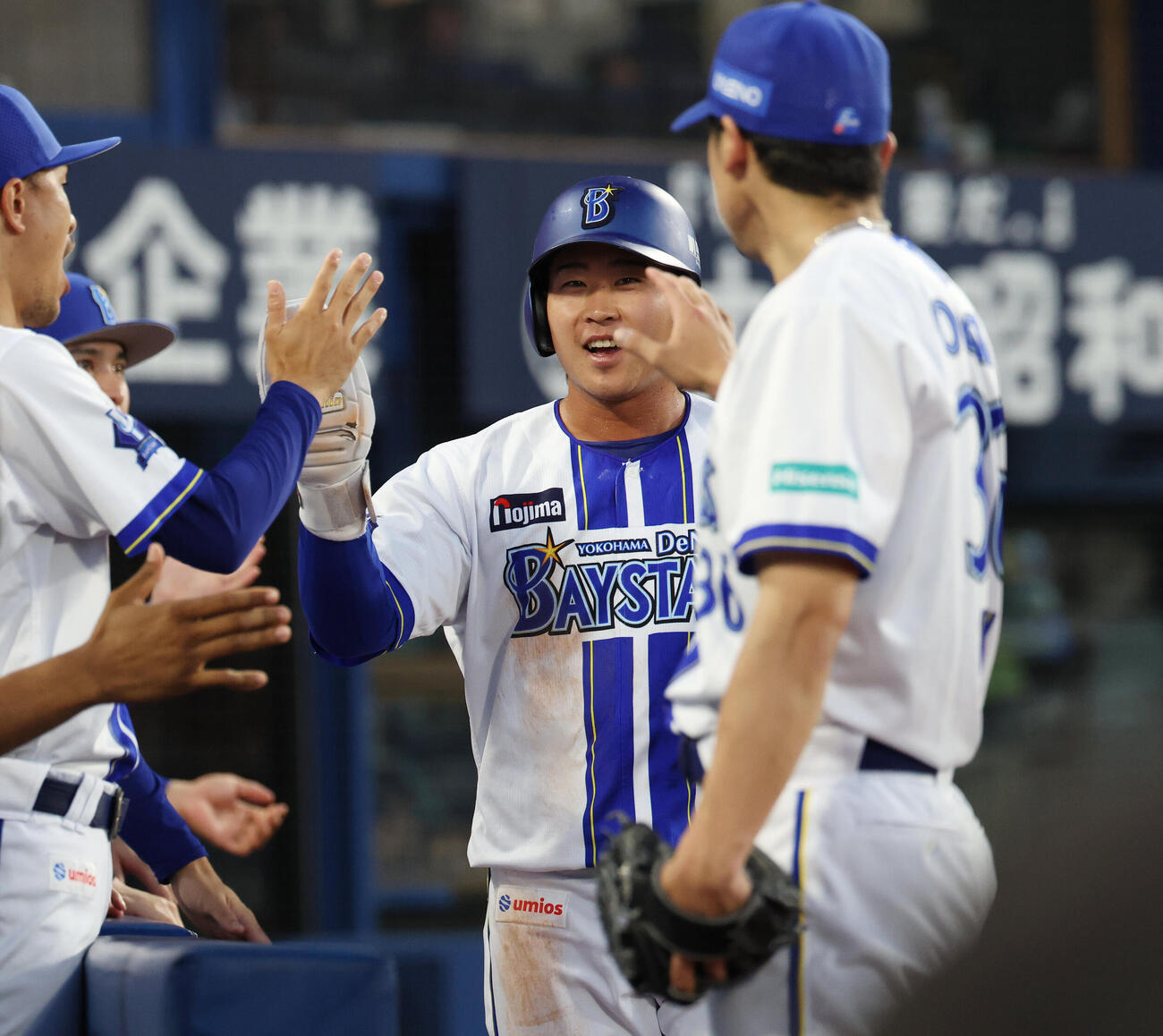 DeNA対巨人　2回裏DeNA2死三塁、勝又温史の適時二塁打で生還しタッチを交わす石上泰輝（撮影・宮地輝）