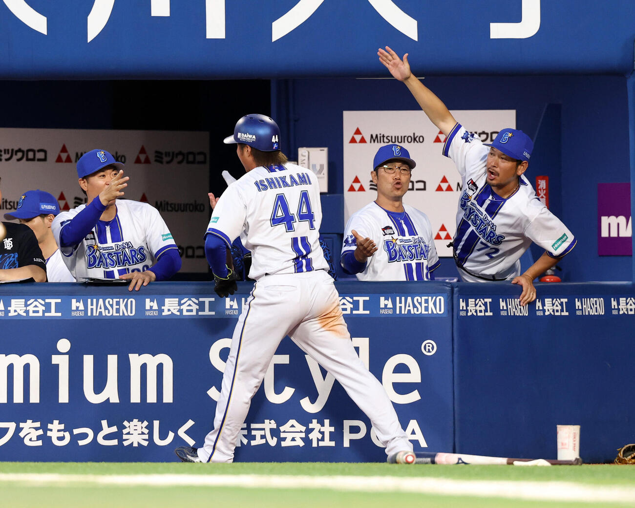 DeNA対巨人　2回裏DeNA2死三塁、勝又温史の適時二塁打で生還した石上泰輝（手前）を迎える相川亮二監督（右から22人目）ら（撮影・浅見桂子）