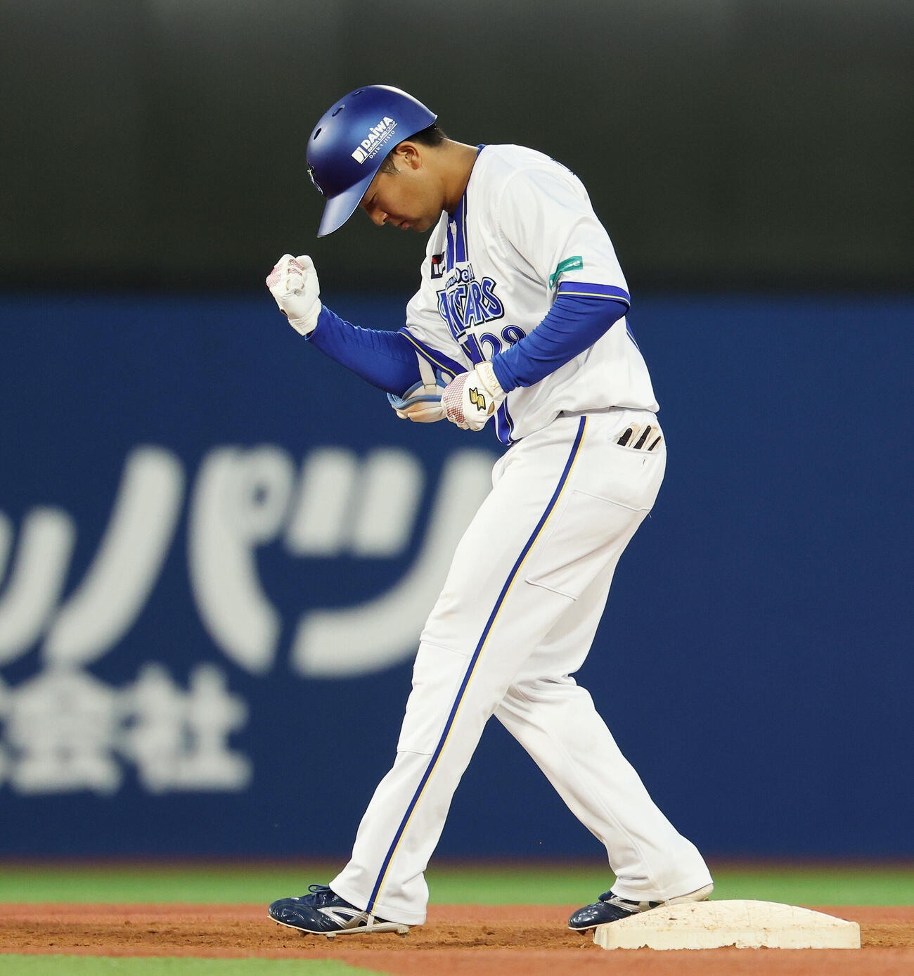 DeNA対巨人　2回裏DeNA2死三塁、適時二塁打を放ちガッツポーズする勝又温史（撮影・宮地輝）