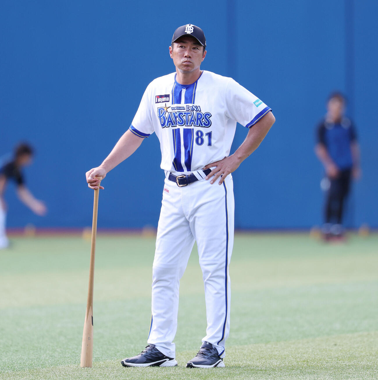 DeNA対巨人　試合前練習を見つめるDeNA相川亮二監督（撮影・宮地輝）