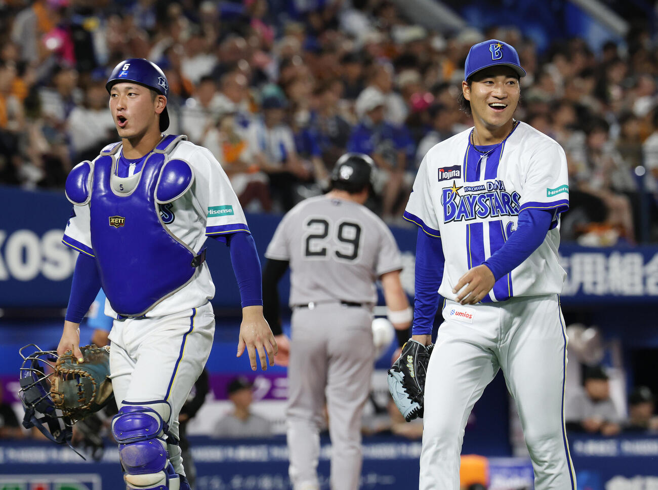 DeNA対巨人　5回表を無失点に抑えたDeNA松尾汐恩（左）と岩田将貴（撮影・宮地輝）