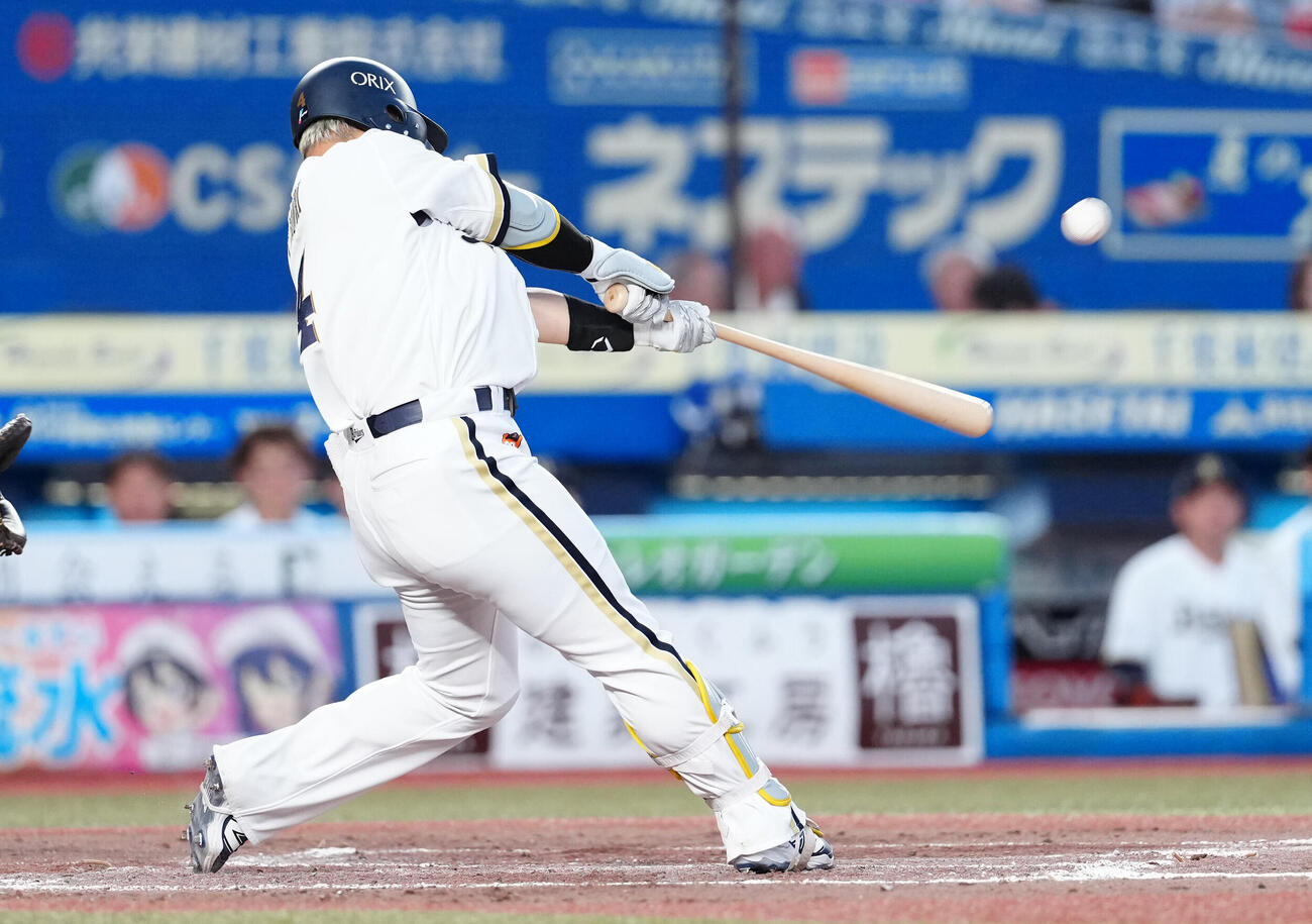 ロッテ対オリックス　3回表オリックス1死二塁、2点本塁打を放つ森友哉（撮影・鈴木みどり）