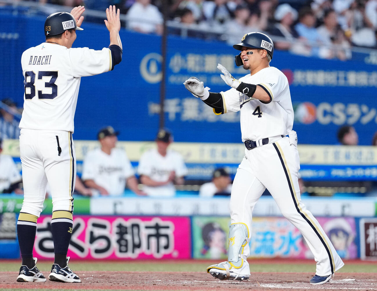 ロッテ対オリックス　3回表オリックス1死二塁、2点本塁打を放ち笑顔で生還する森友哉（撮影・鈴木みどり）