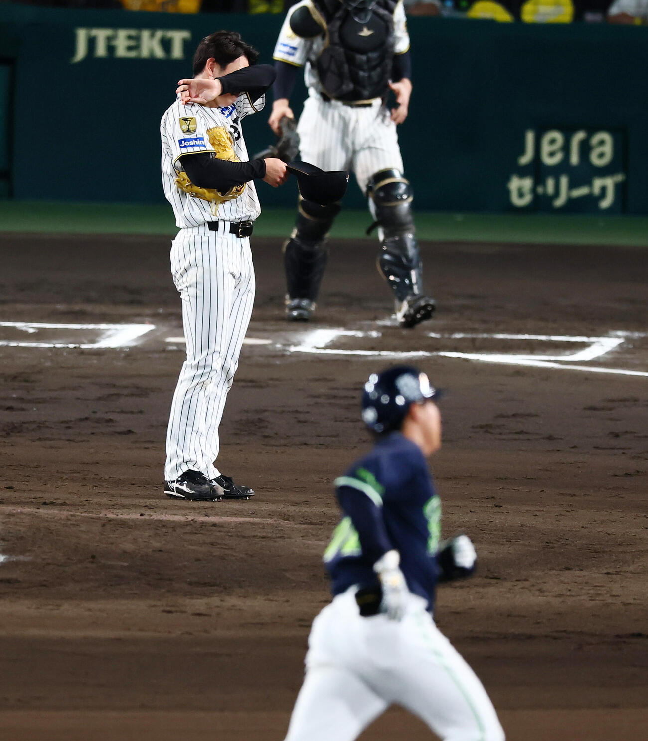 阪神対ヤクルト　6回表ヤクルト2死、下村海翔は赤羽由紘に左越え勝ち越しソロ本塁打を浴びる（撮影・加藤哉）