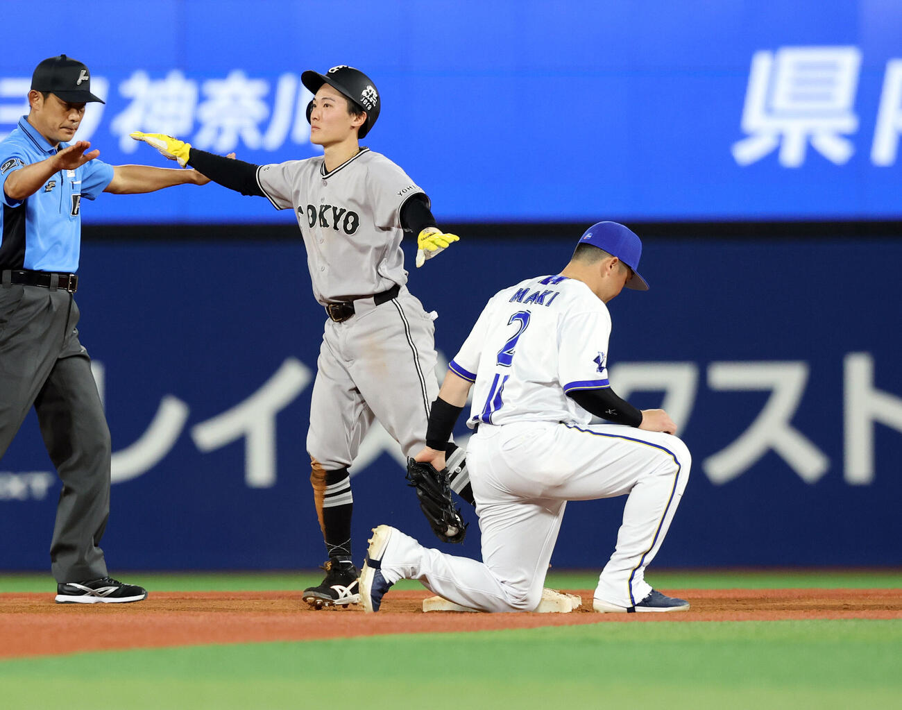 DeNA対巨人　4回表巨人1死一塁、浦田俊輔は二塁盗塁を決める（撮影・浅見桂子）