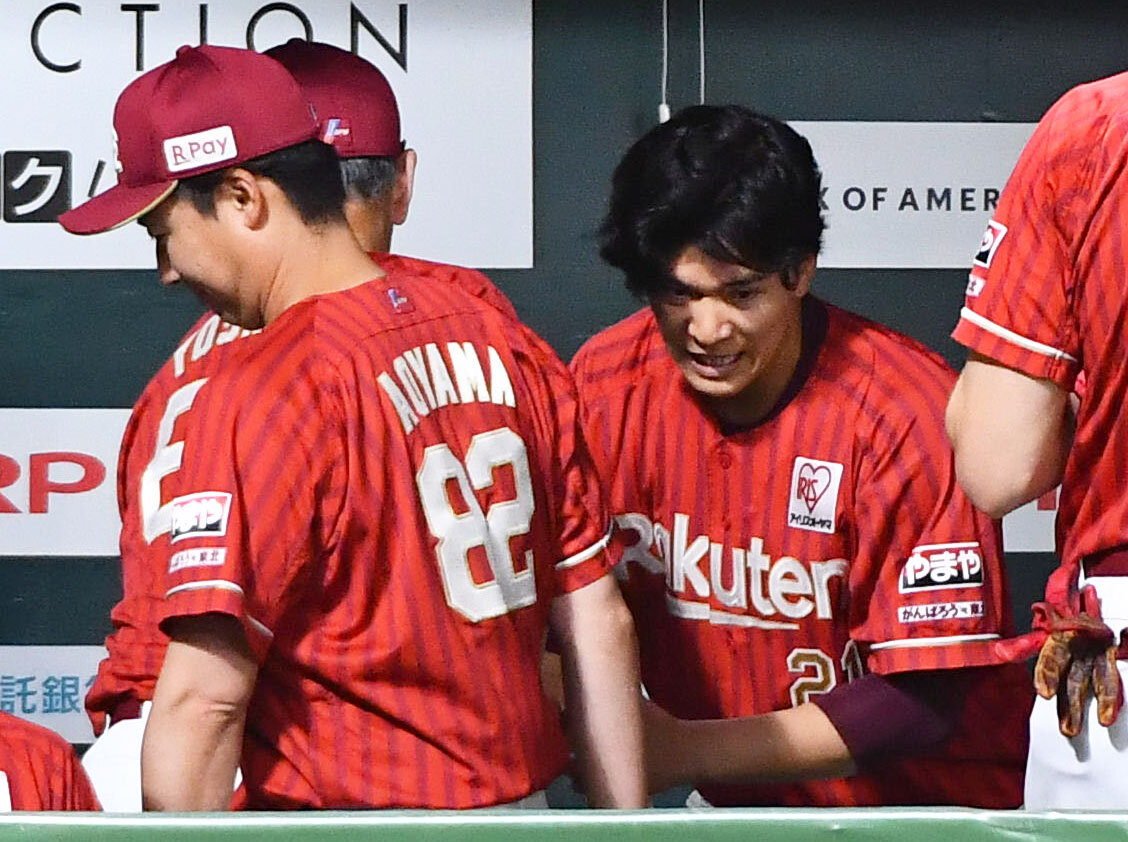 ソフトバンク対楽天　6回裏終了後、吉井理人監督（左奥）と握手を交わす早川隆久（撮影・岩下翔太）