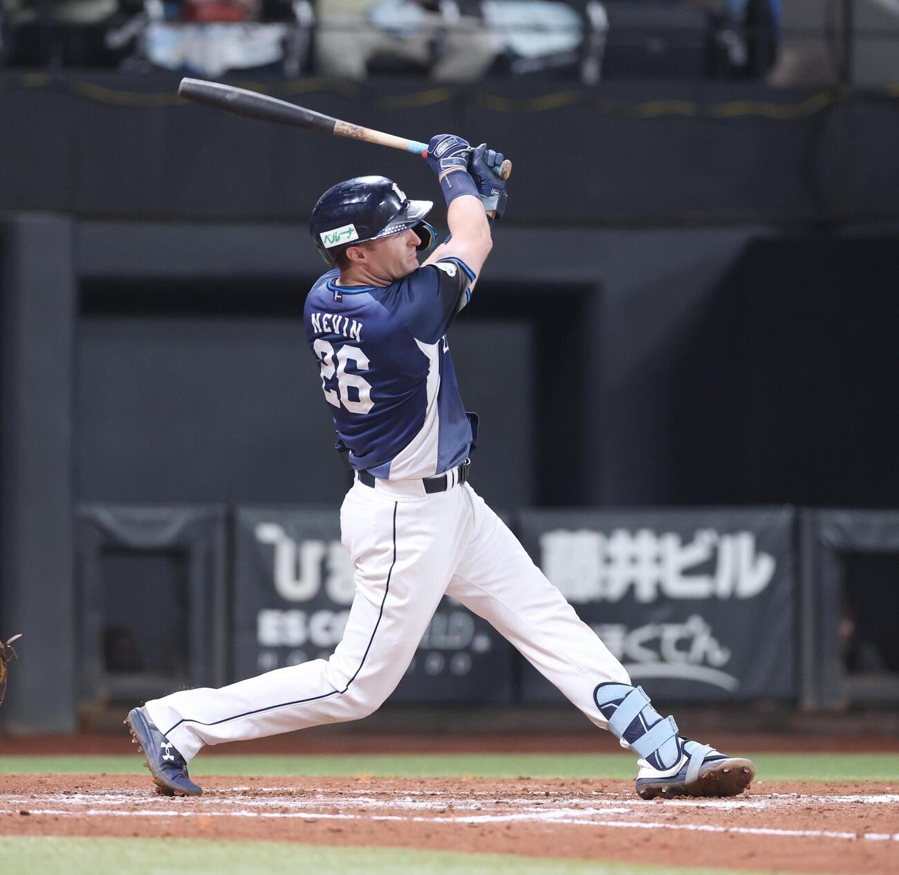 日本ハム対西武　8回表西武1死二、三塁、犠飛を放つネビン（撮影・黒川智章）